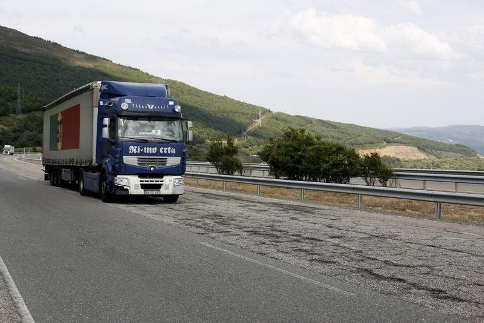 Un camión utiliza el carril de adelantamiento, infestado de socavones.