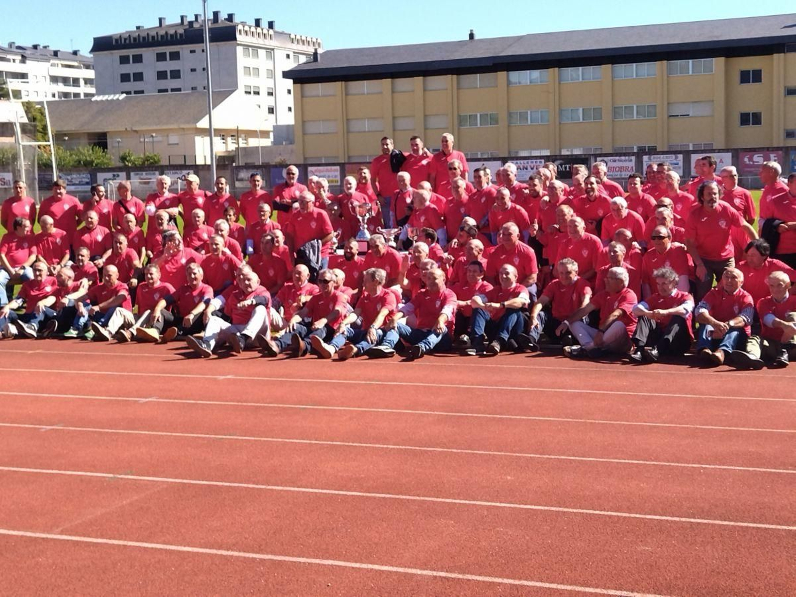 Los exjugadores posan sobre el césped de Calabagueiros.