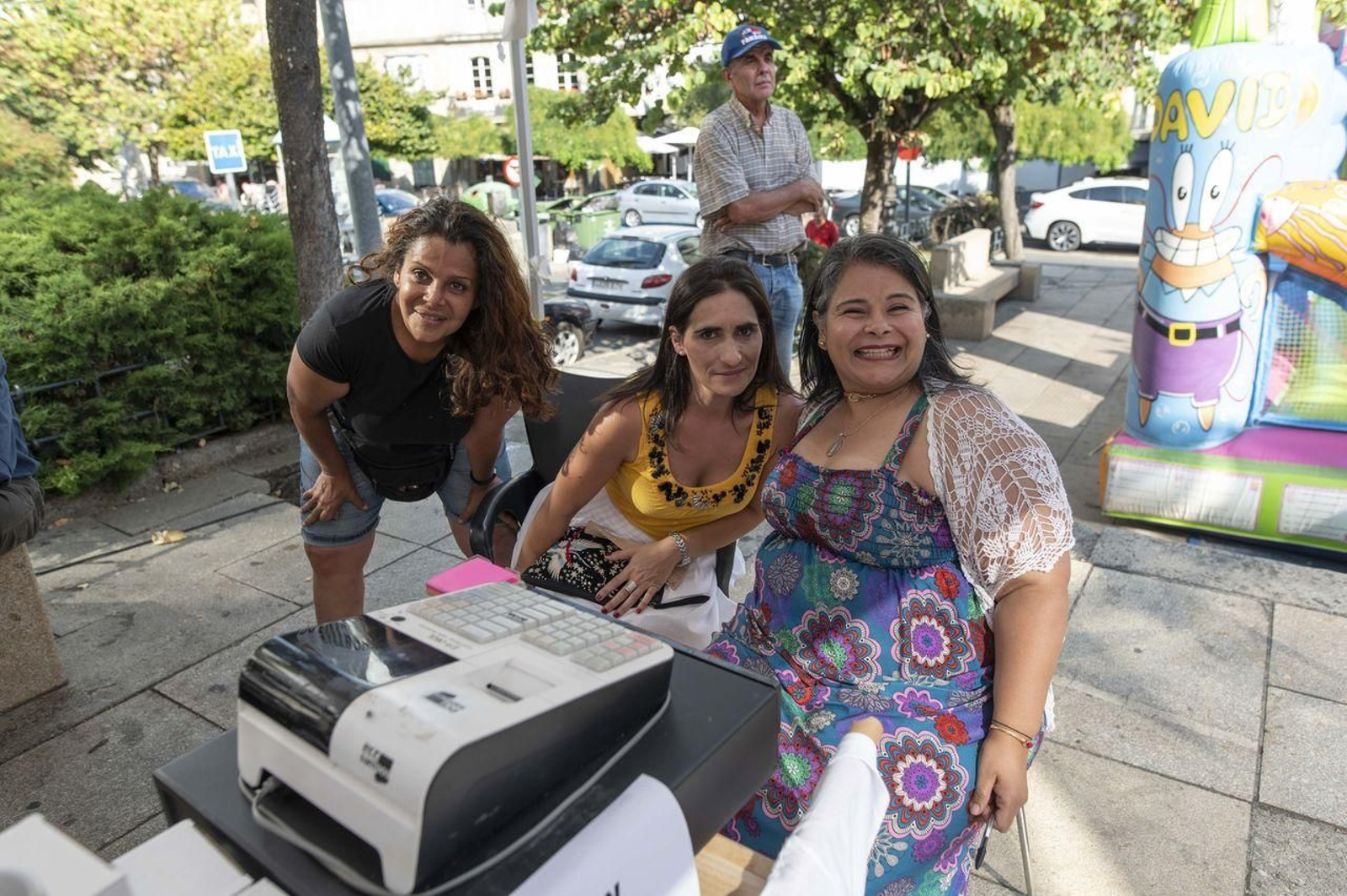 O Carballiño 28/8/22
Fiesta venezolana en la plaza mayor de Carballiño
Isa,Ana,Kira
Fotos Martiño Pinal