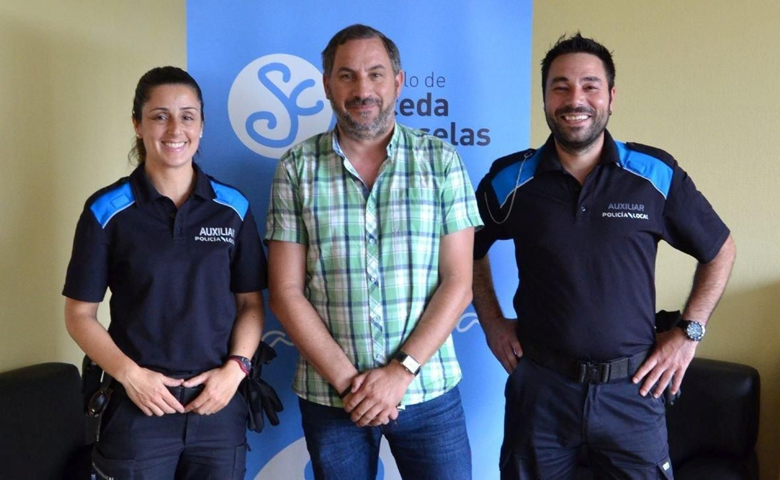 El alcalde (centro) con los dos nuevos agentes de Policía Local.