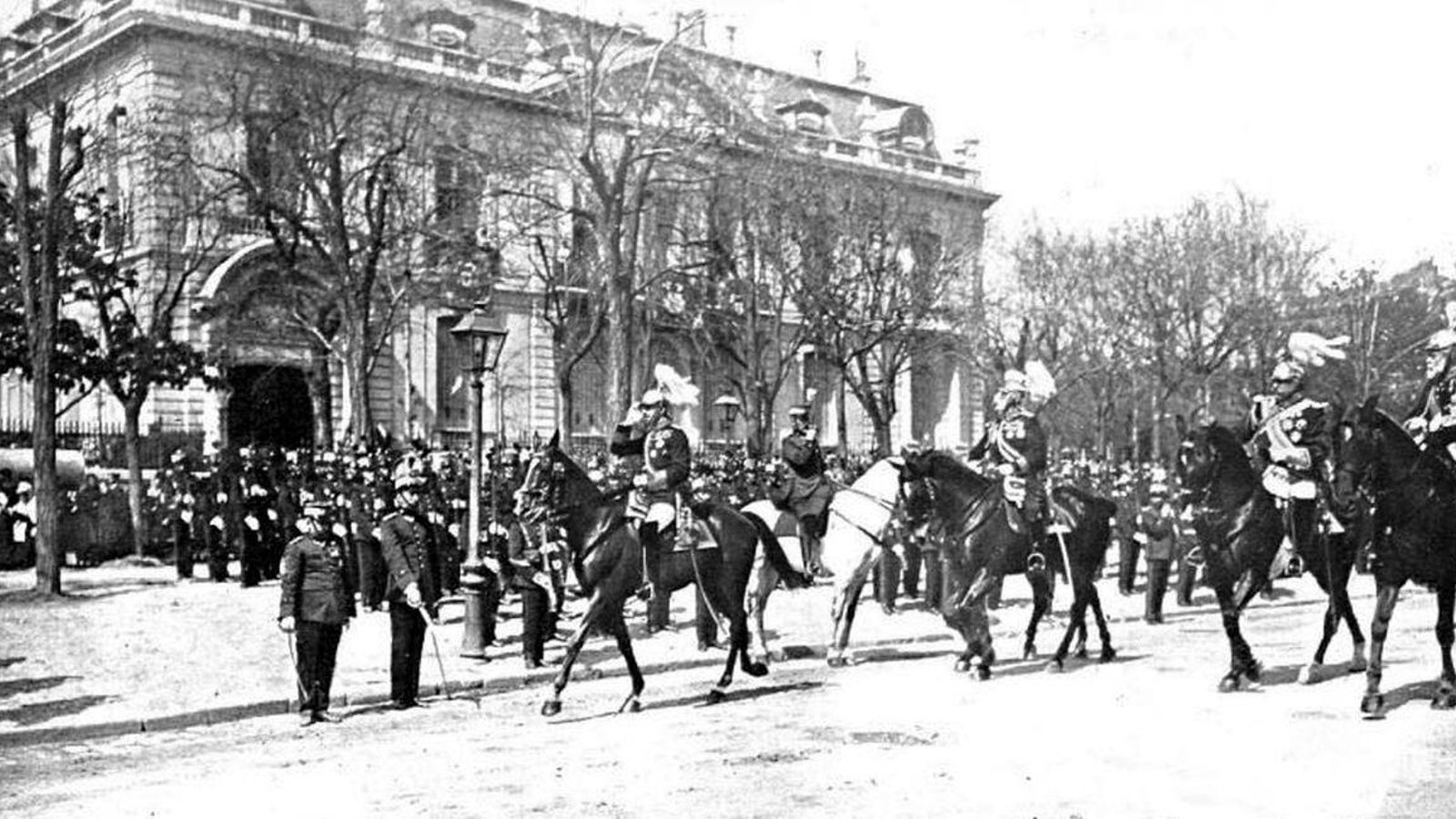 Alfonso XIII presidindo o desfile previo ó atentado fallido sufrido na rúa Alcalá.