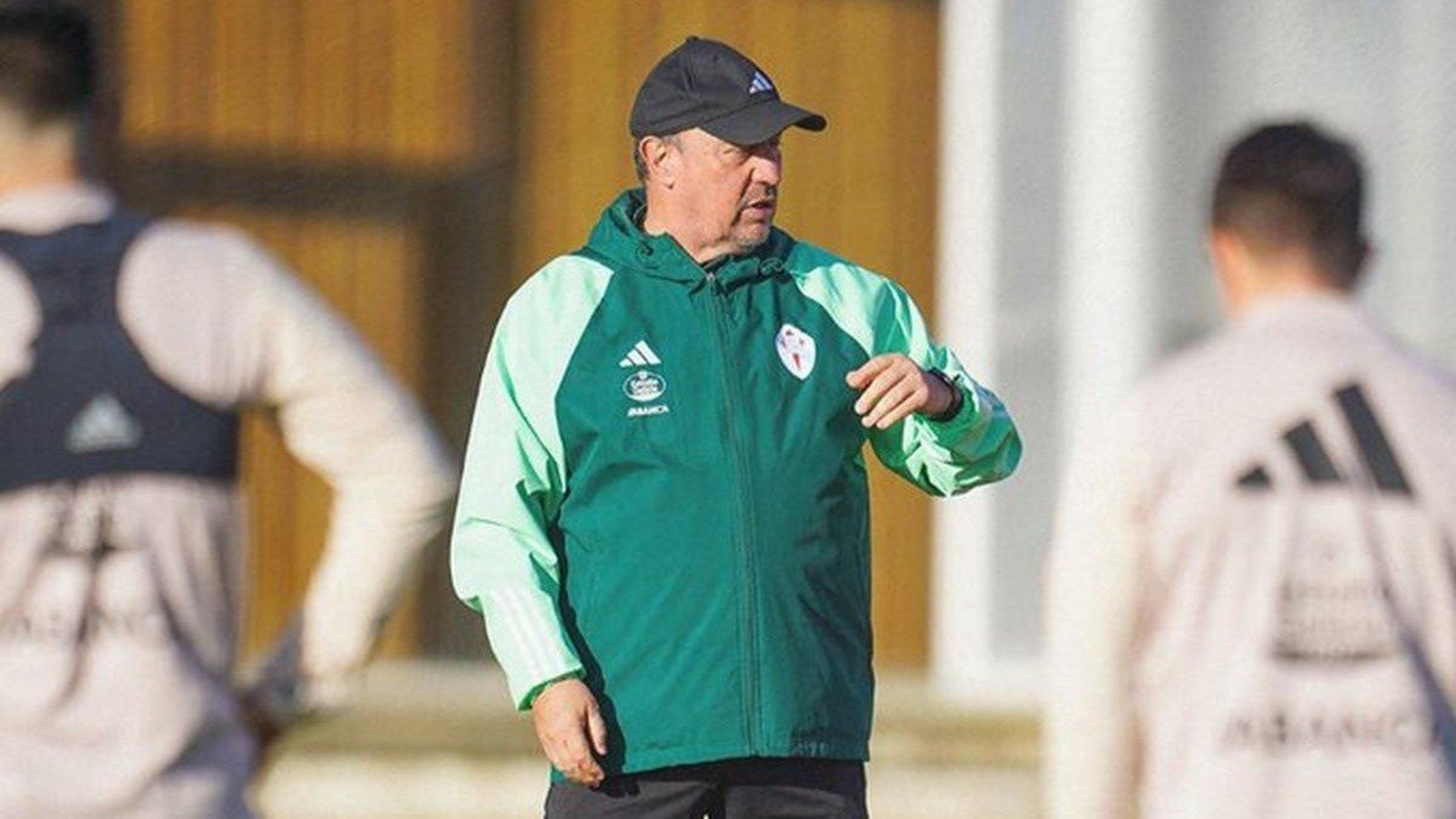 Rafa Benítez, en plena sesión de entrenamiento durante esta semana en la ciudad deportiva de Mos.