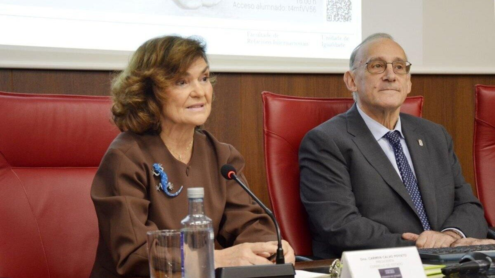 Carmen Calvo durante su intervención, acompañada por Manuel Reigosa.