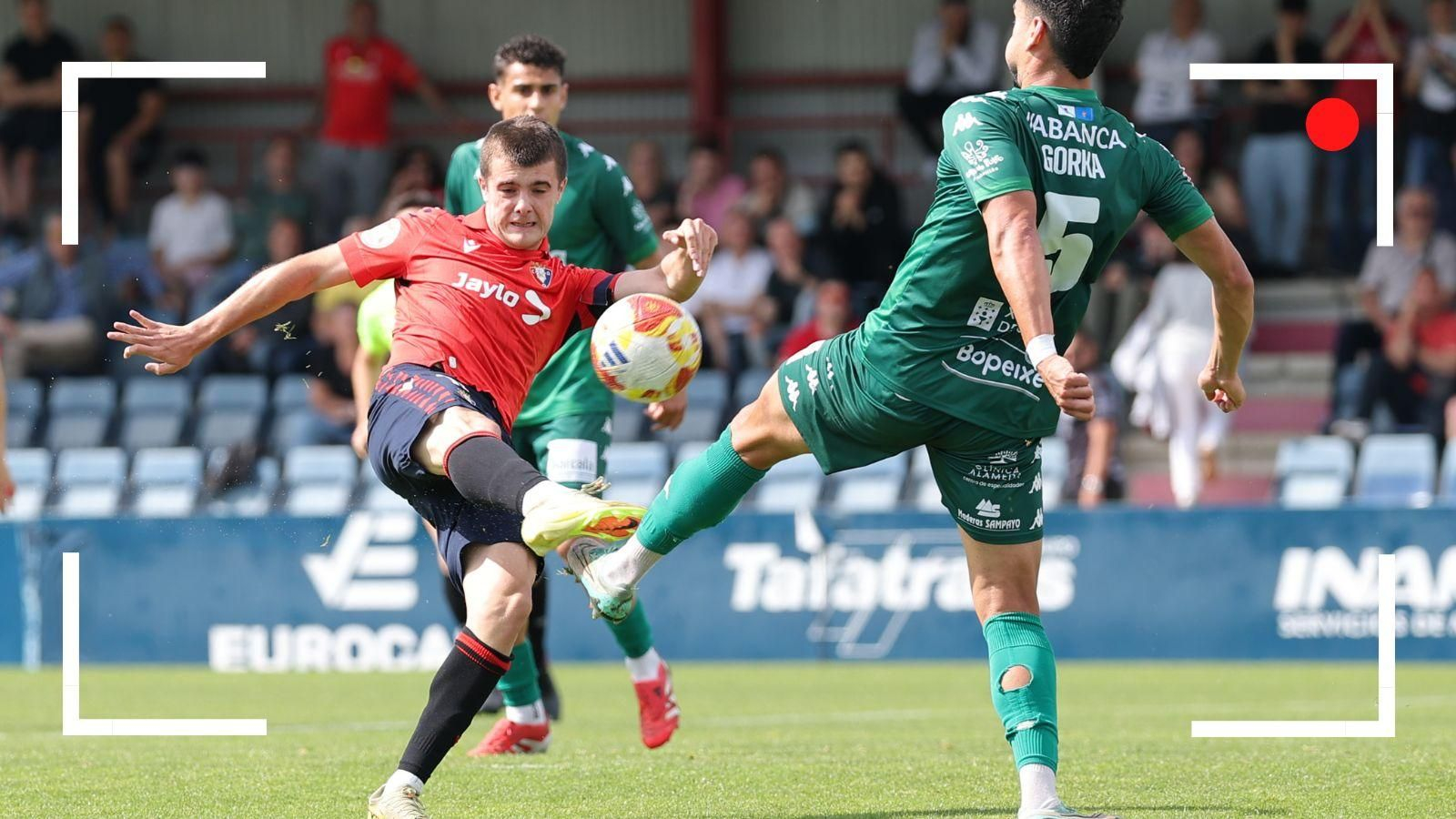 Gorka Pérez disputa el balón ante el jugador de Osasuna Promesas.