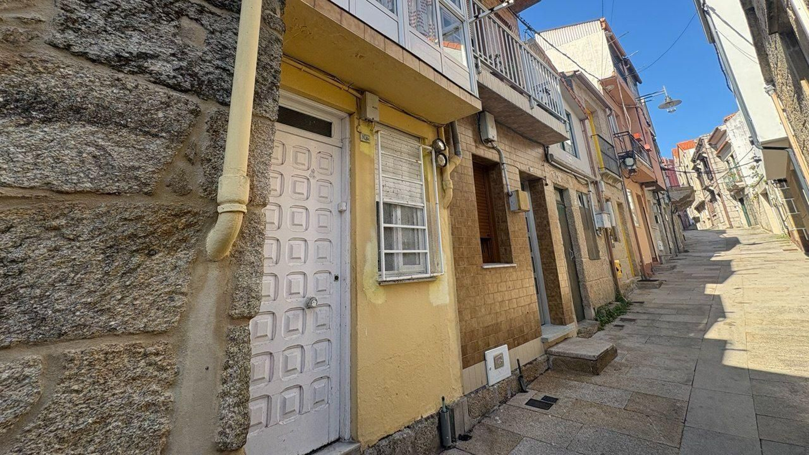 La vivienda de Cangas donde fue localizado el cuerpo sin vida.