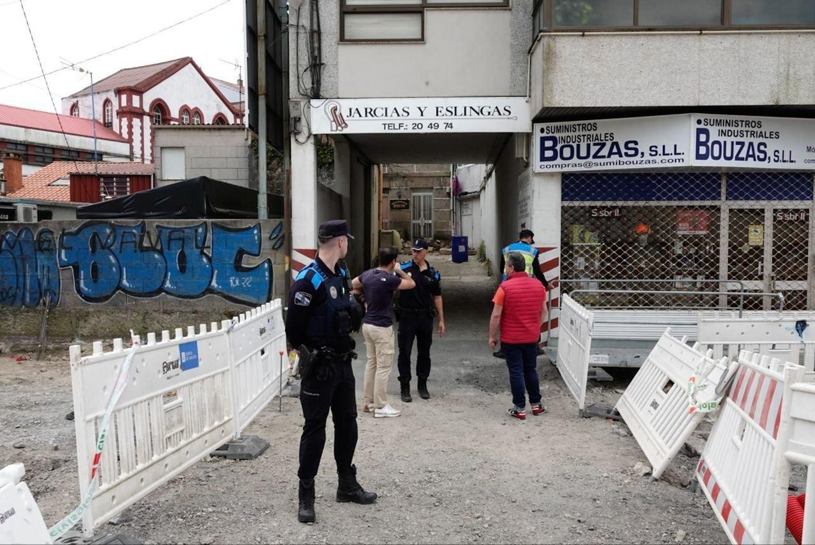 Policía custodiando la entrada a la vivienda en la que se registró el siniestro.