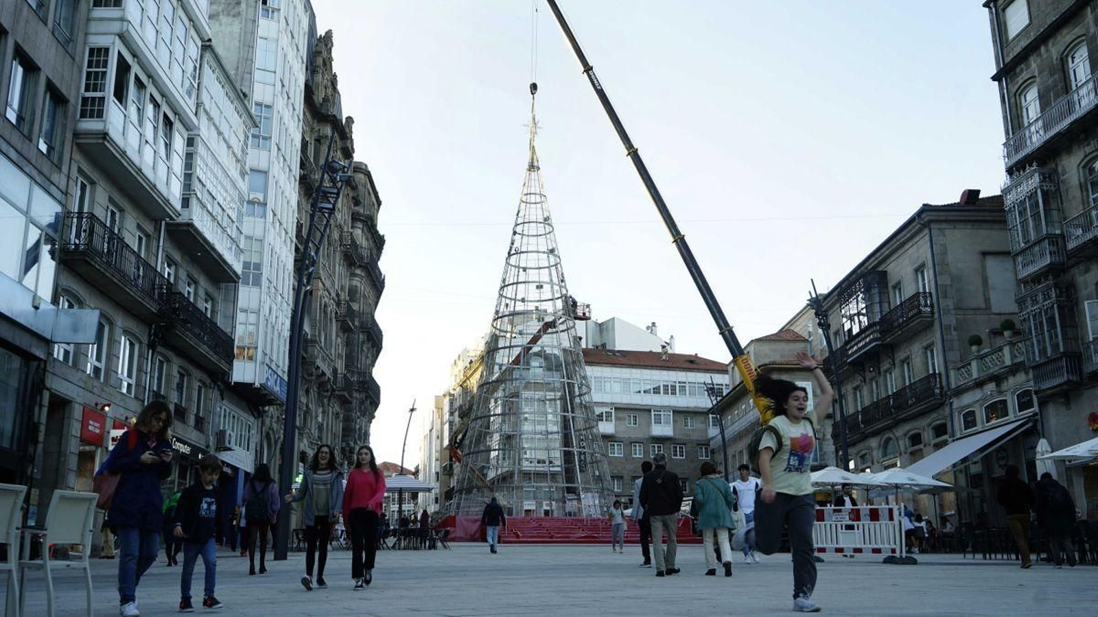 El árbol de Navidad, ya instalado en la parte alta de la Porta do Sol.