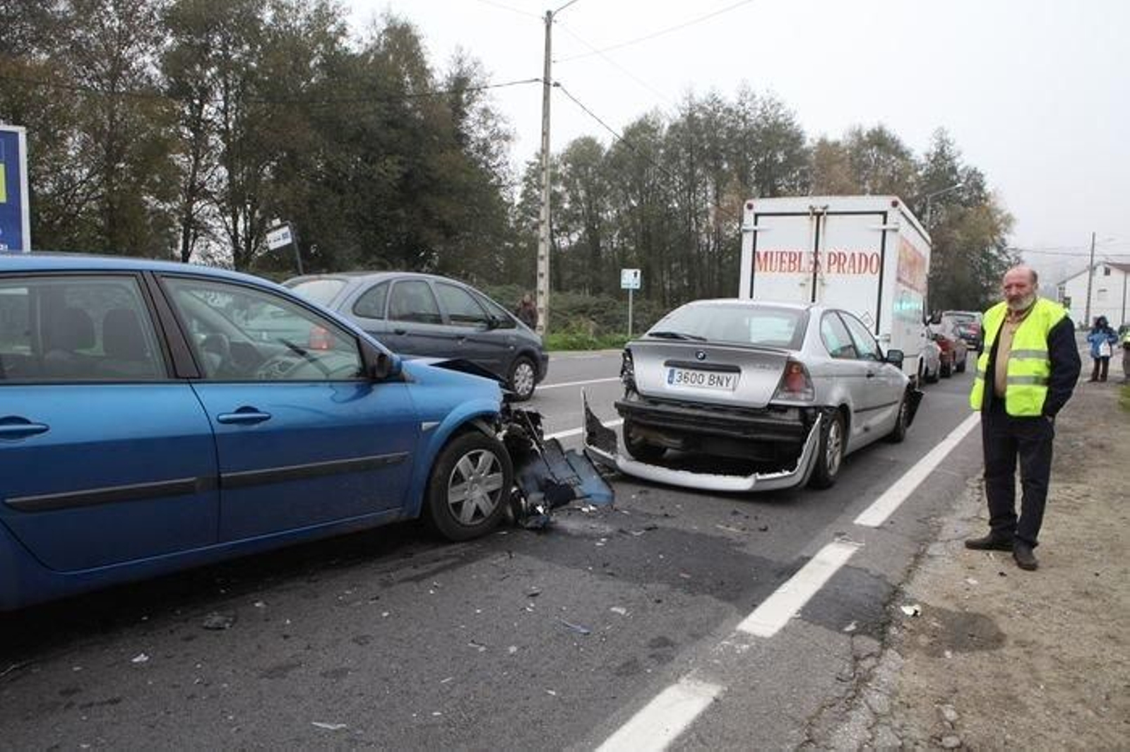 01.12.15.OURENSE.SEIXALVO.ACCIDENTE POR ALCANCE CINCO VEICULOS IMPLICADOS SIN ERIDOS.