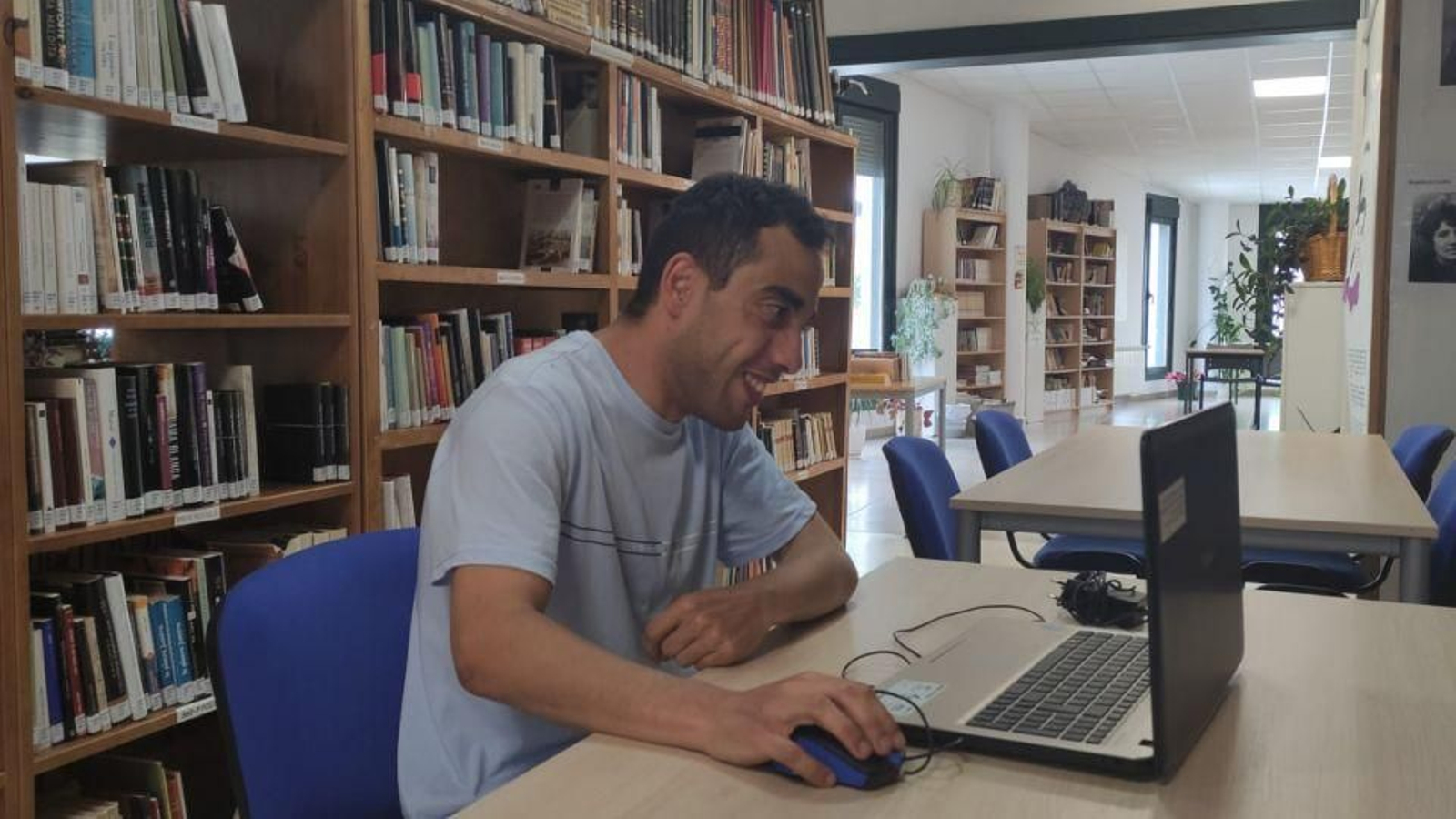 Brais Seoane en su puesto de trabajo en las instalaciones de la Biblioteca Municipal.