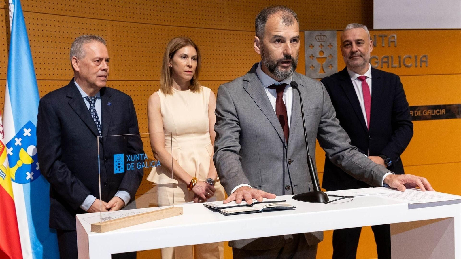 Luis León toma posesión como nuevo gerente del Sergas acompañado por el conselleiro de Sanidade, Antonio Gómez Caamaño, entre otros.