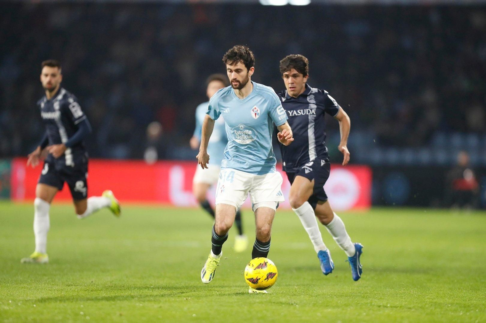 Luca de la Torre en el partido entre el Celta y la Real Sociedad en Balaídos.