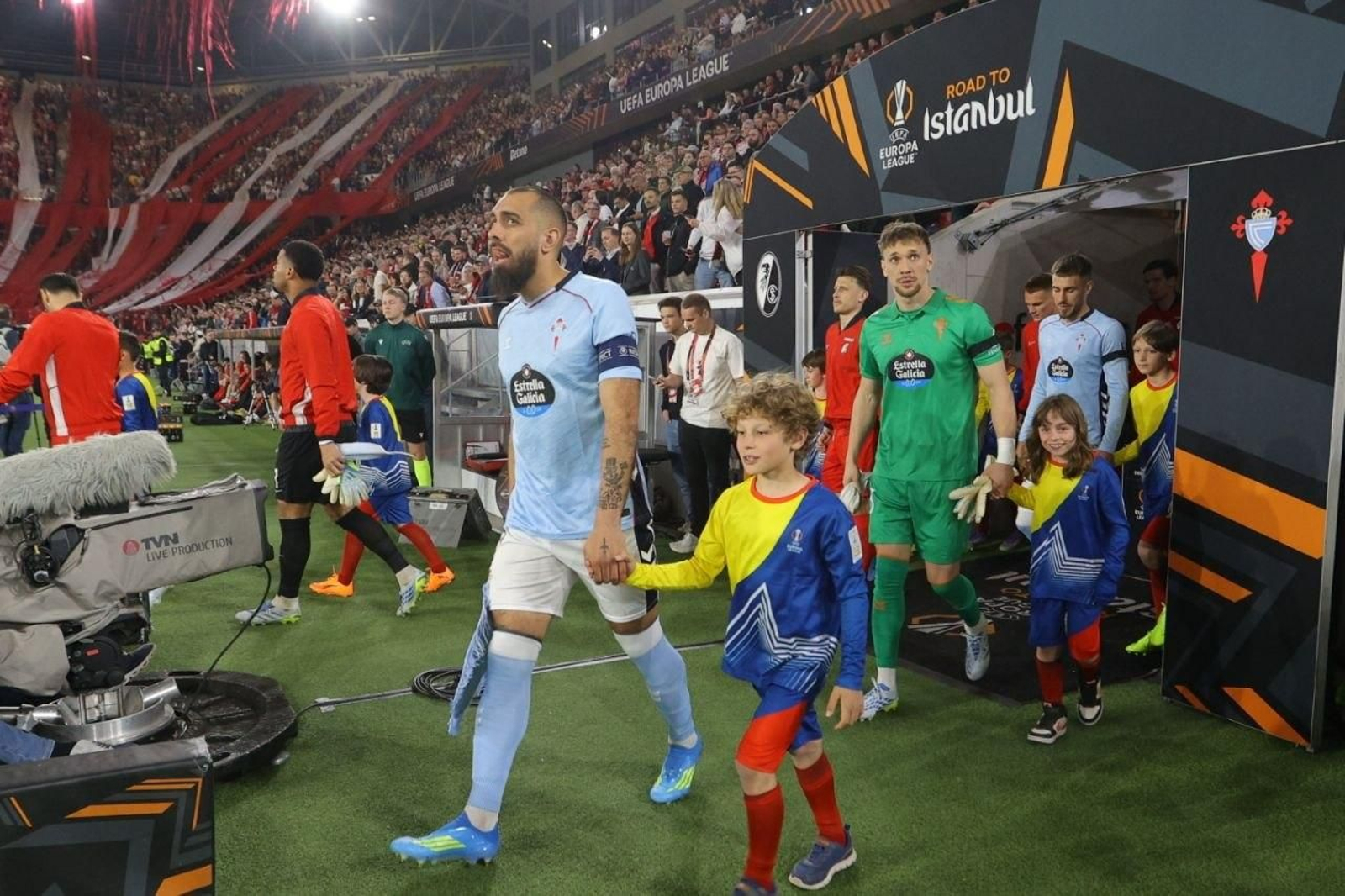 Galería | El Celta y el Friburgo pelean por la ventaja en cuartos de final