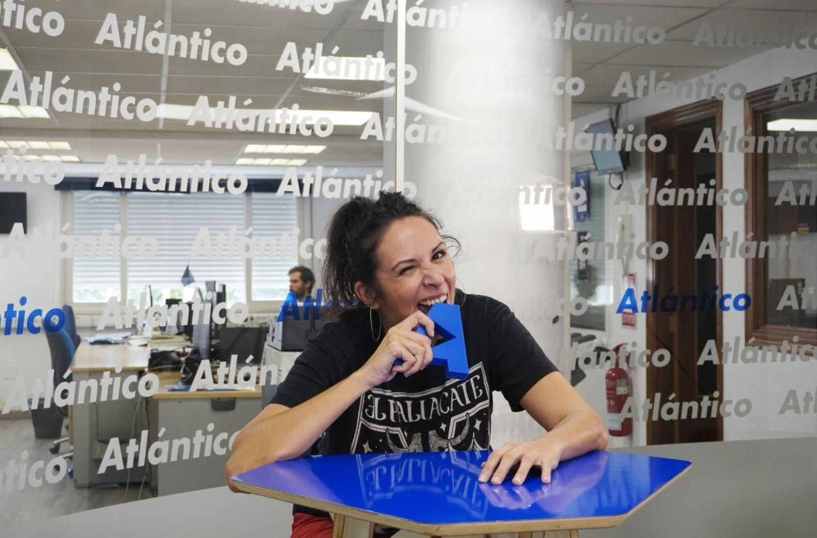 Wöyza, no set de Atlántico TV.