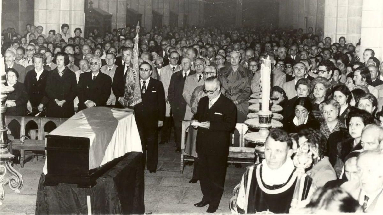 Unha multitude no funeral de Otero Pedrayo en 1976, na Catedral de Ourense.
