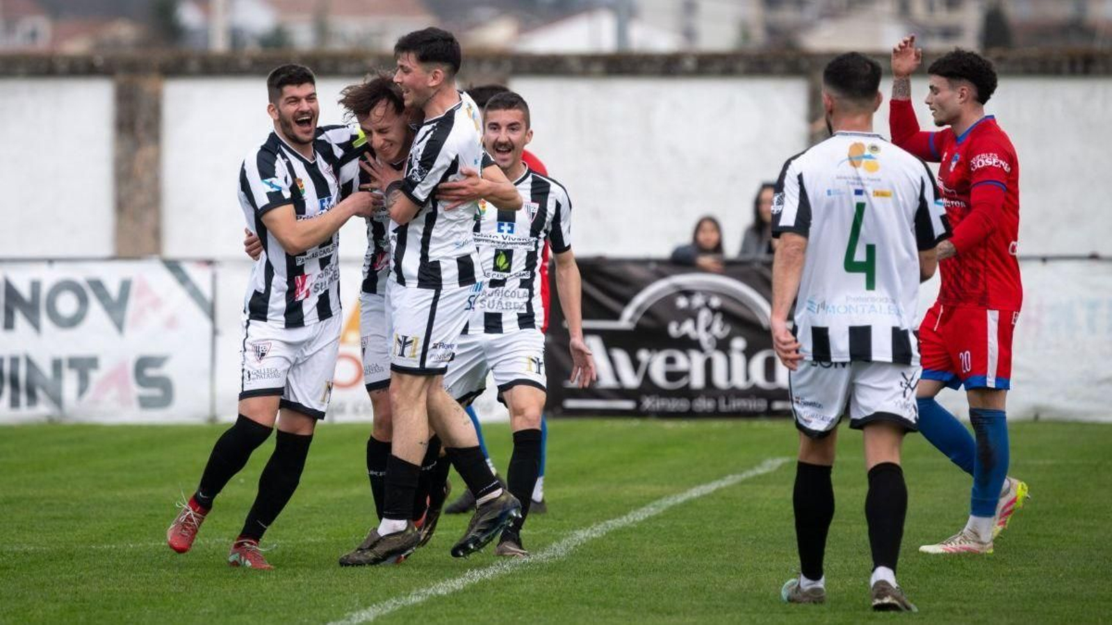 Los jugadores del Antela celebran el gol de Hernández ante el enfado de los futbolistas del Celanova.