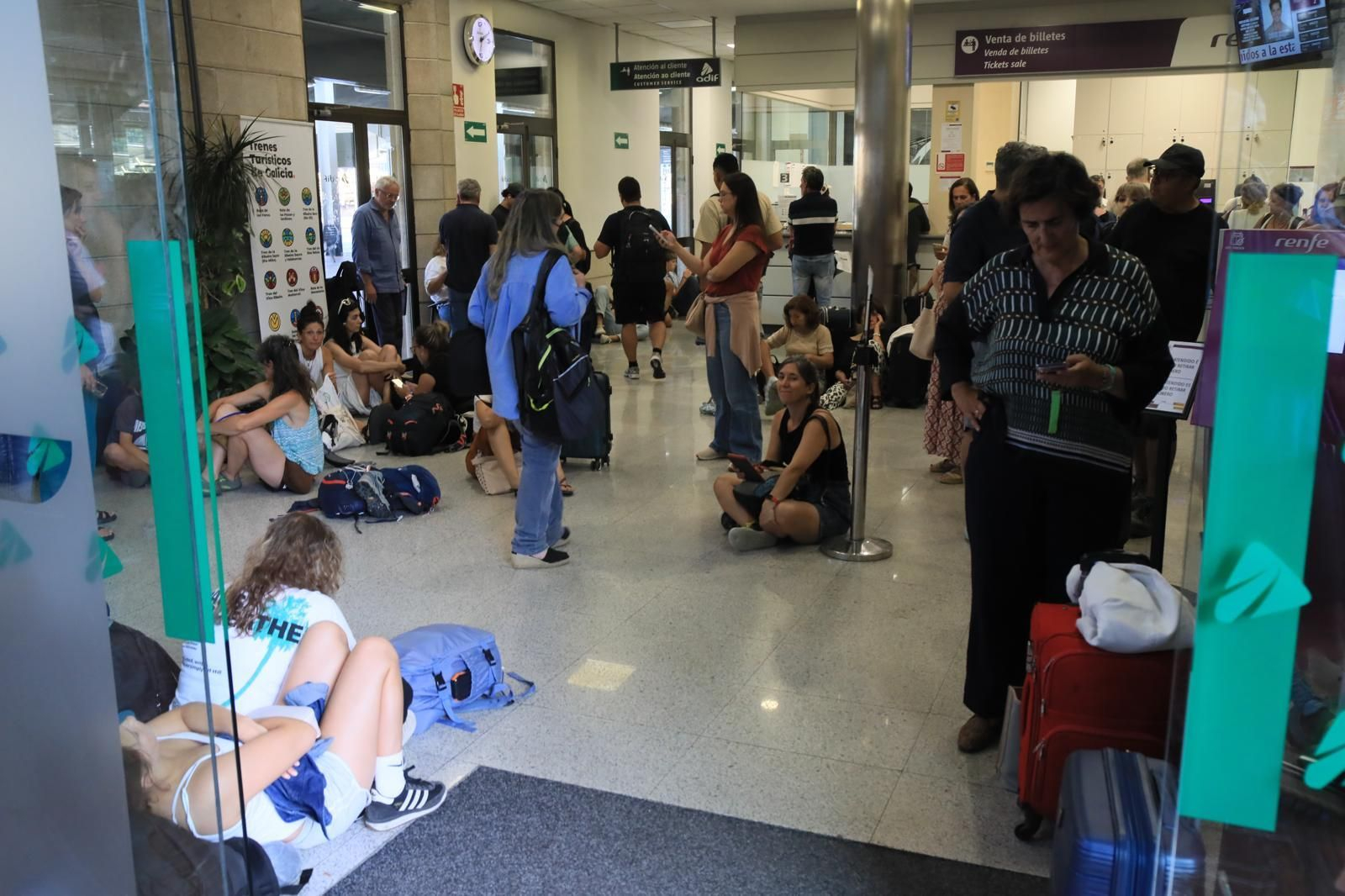 Viajeros esperan en la estación de Ourense tras los retrasos provocados por la incidencia en la línea de alta velocidad.