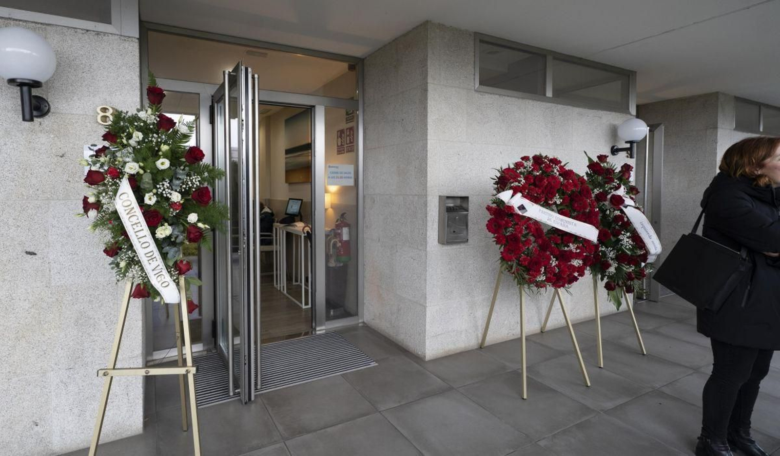 Coroas de flores en recordo ao académico vigués Xesús Alonso Montero, onte en Pereiró