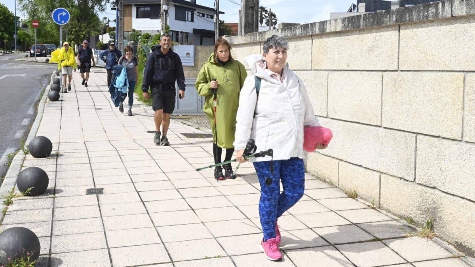Varios grupos de peregrinos avanzando entre Cabo Estai y Canido en una imagen que confirma el tirón del Camino.