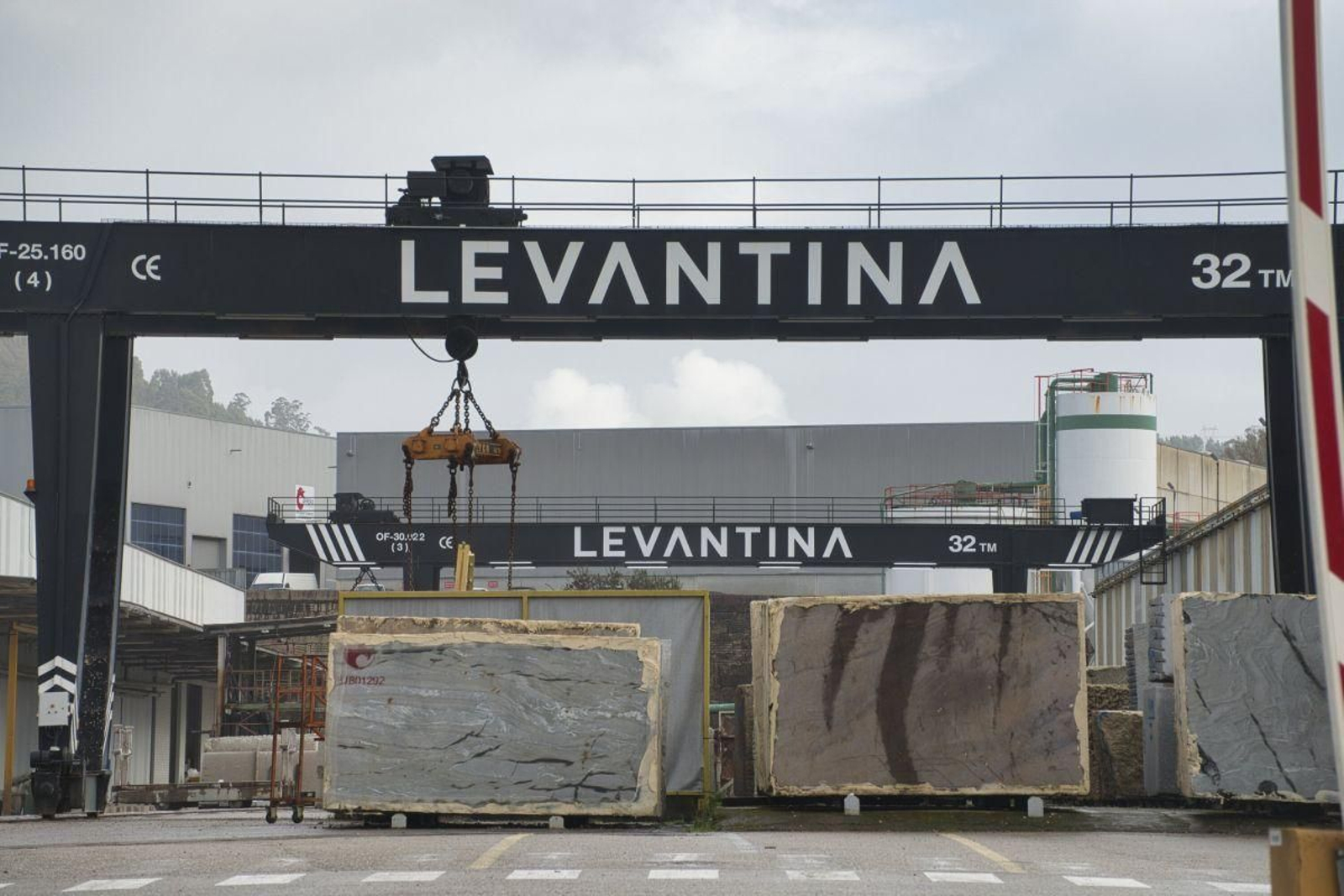 Levgranite se comprometió ayer a continuar con la actividad industrial en Porriño.