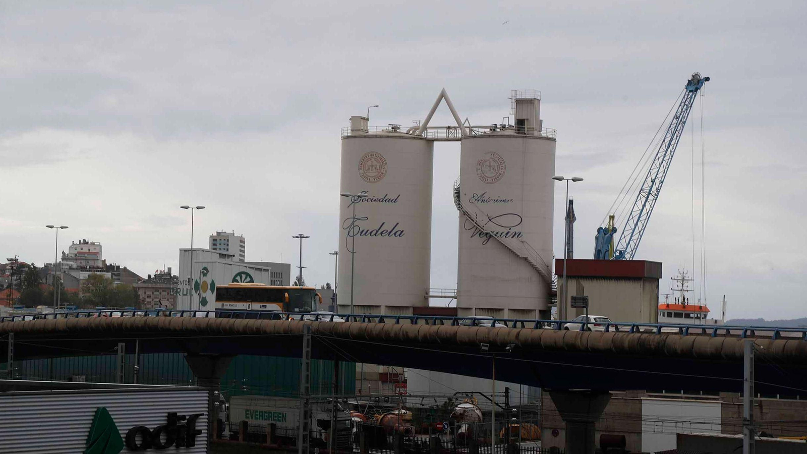 Tudela Veguín construirá otros dos silos de cemento nuevos y el Puerto procede a demoler los antiguos.