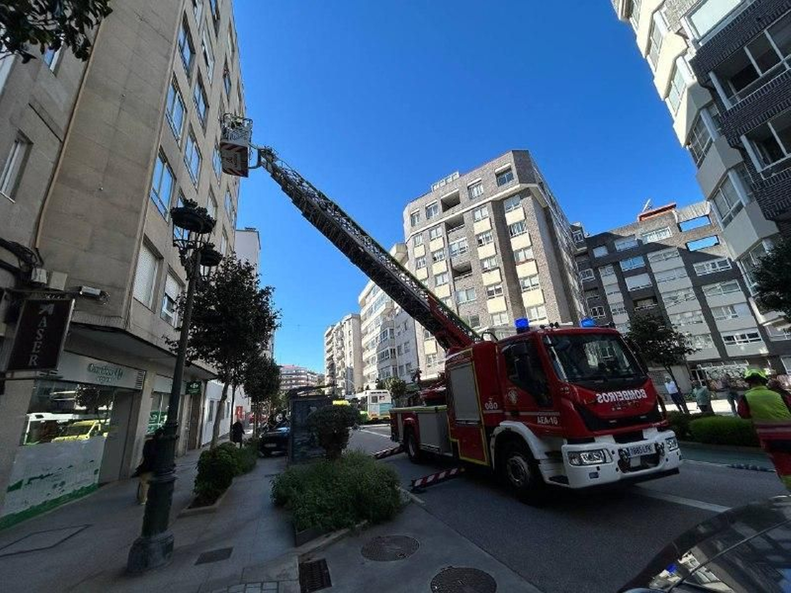 Un camión-grúa de Bomberos accediendo a una vivienda para auxiliar a una persona mayor que sufrió una caída.