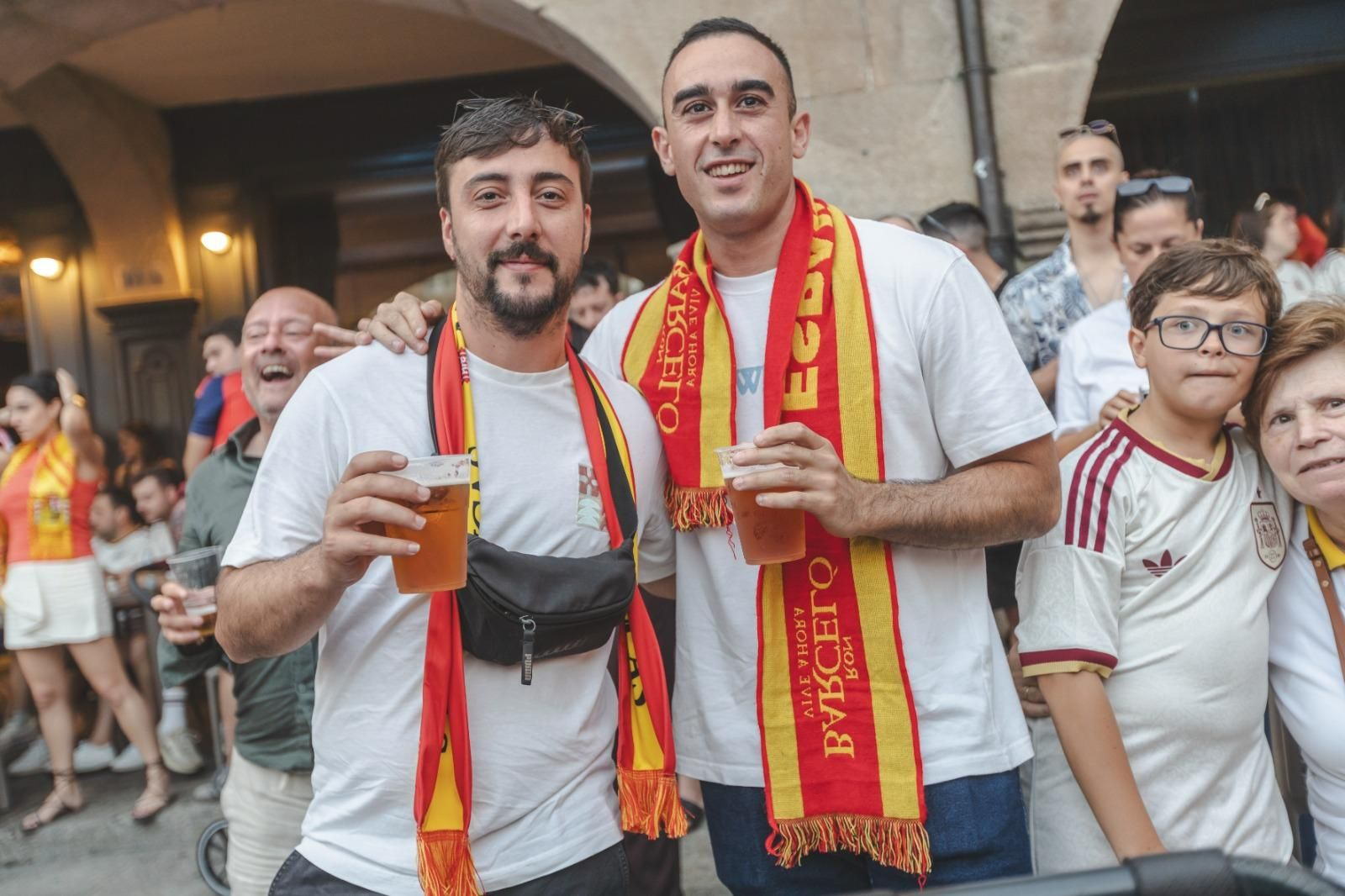 Galería | Camisetas, banderas y las calles de Ourense llenas de emoción por ver a España jugar los cuartos de final, en fotos