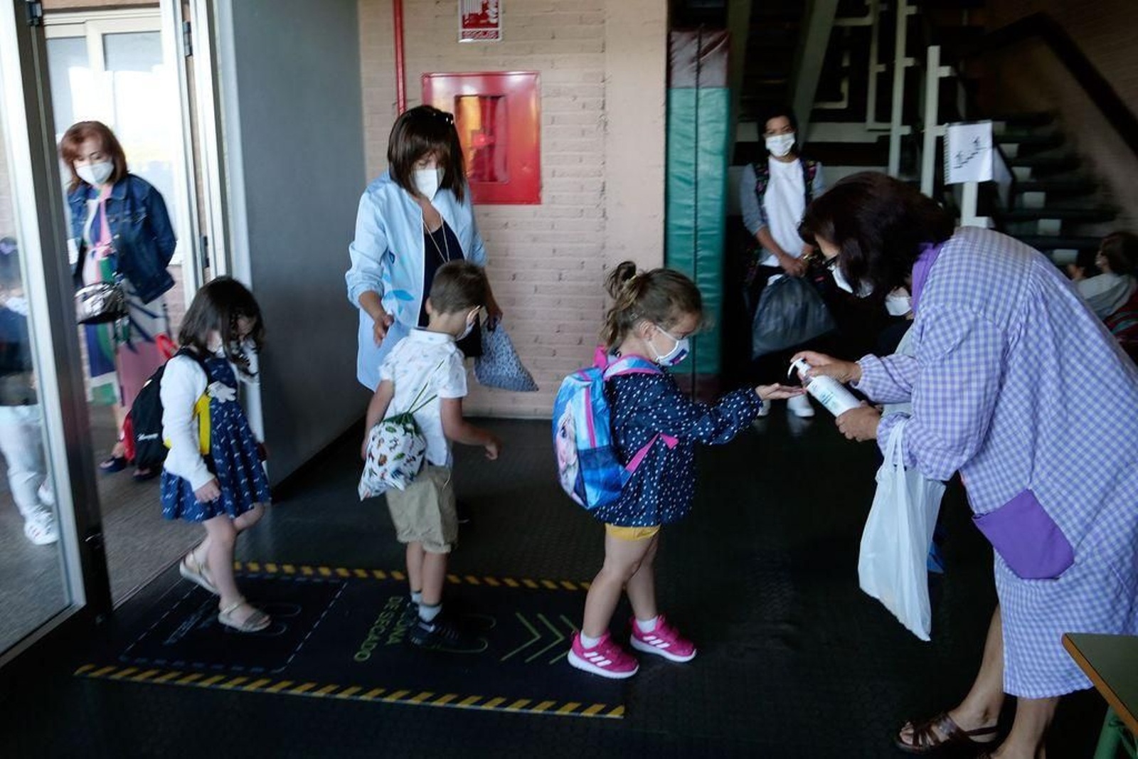 Medidas de control a la entrada de un colegio de infantil en Santiago de Compostela.