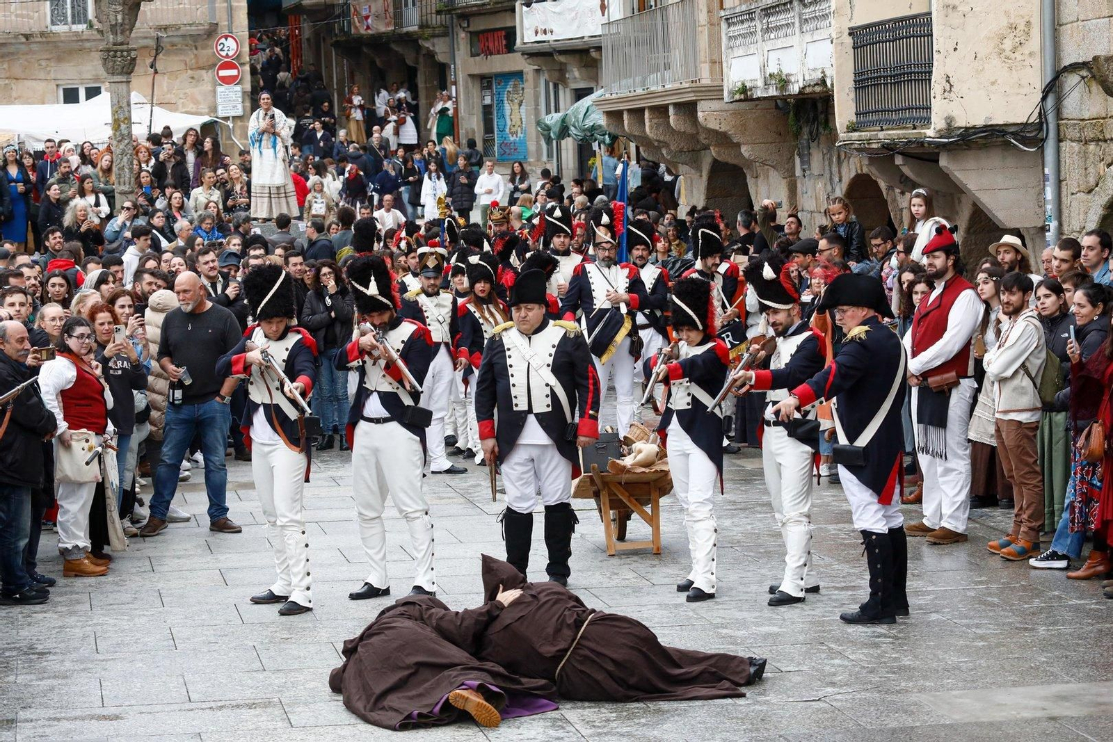 Asalto ao carro na praza do Berbes // Foto J. Santome
