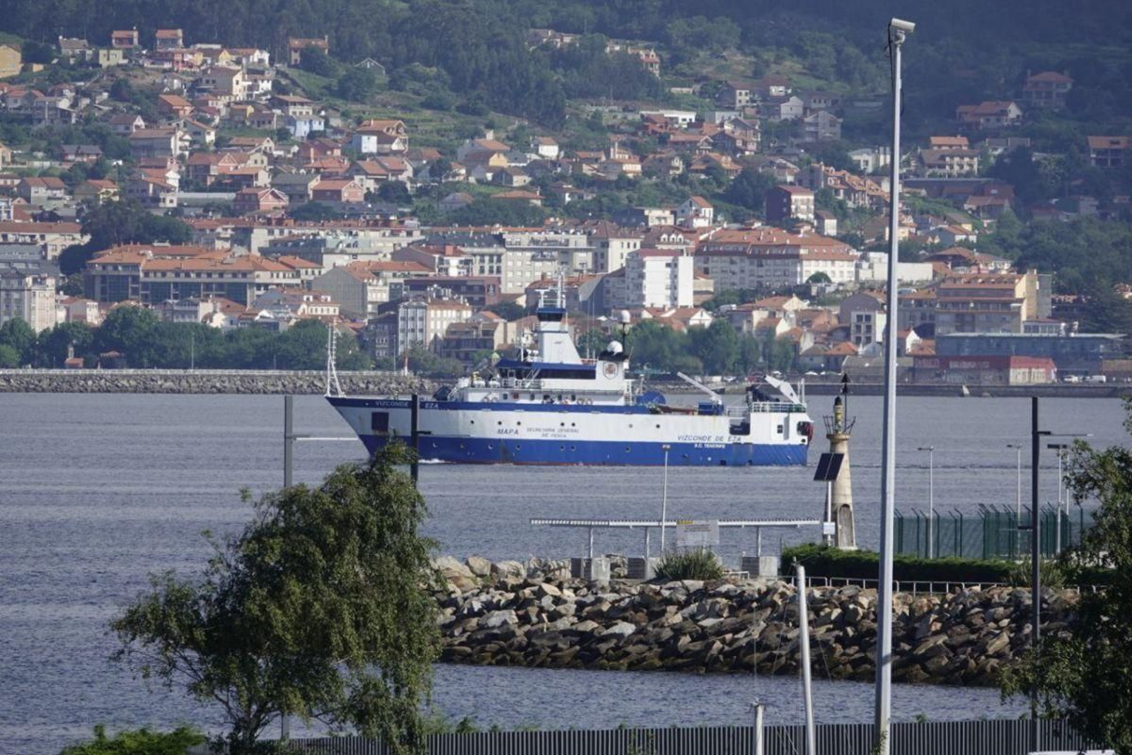 El buque oceanográfico “Vizconde de Eza” abandonando la Ría de Vigo.