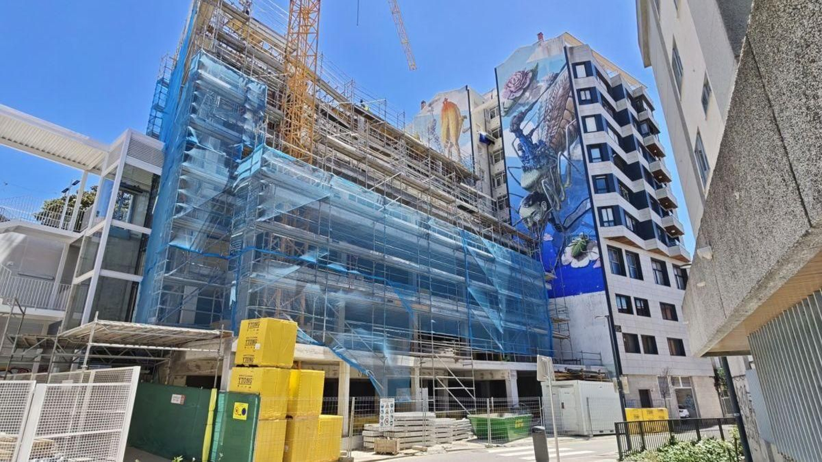 Las obras del nuevo edifiico en la avenida Hispanidad, junto al mural de Liquen.