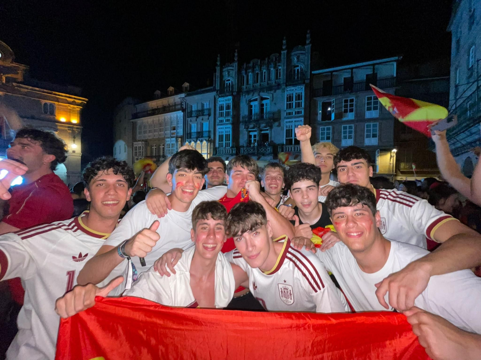 Un grupo de jóvenes celebrando la victoria de España en el Mundial.