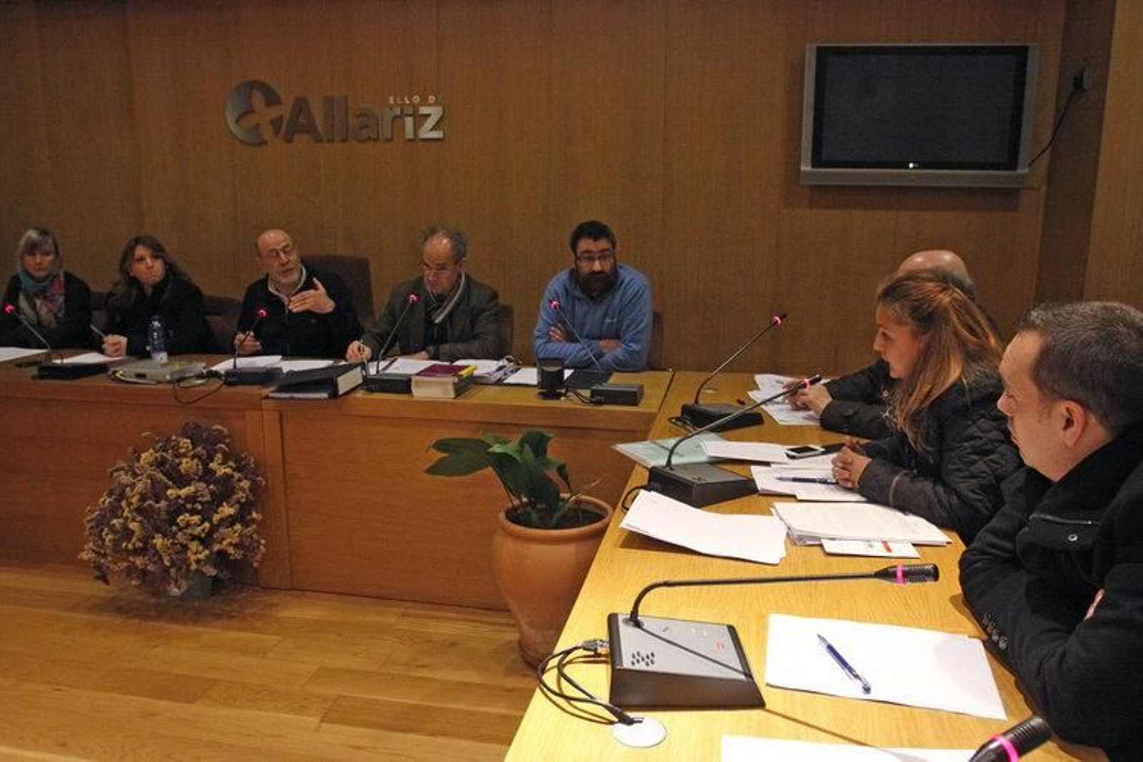 La portavoz del PP, Luz Doporto (derecha), atiende a las explicaciones del alcalde Francisco García. (MARCOS ATRIO)