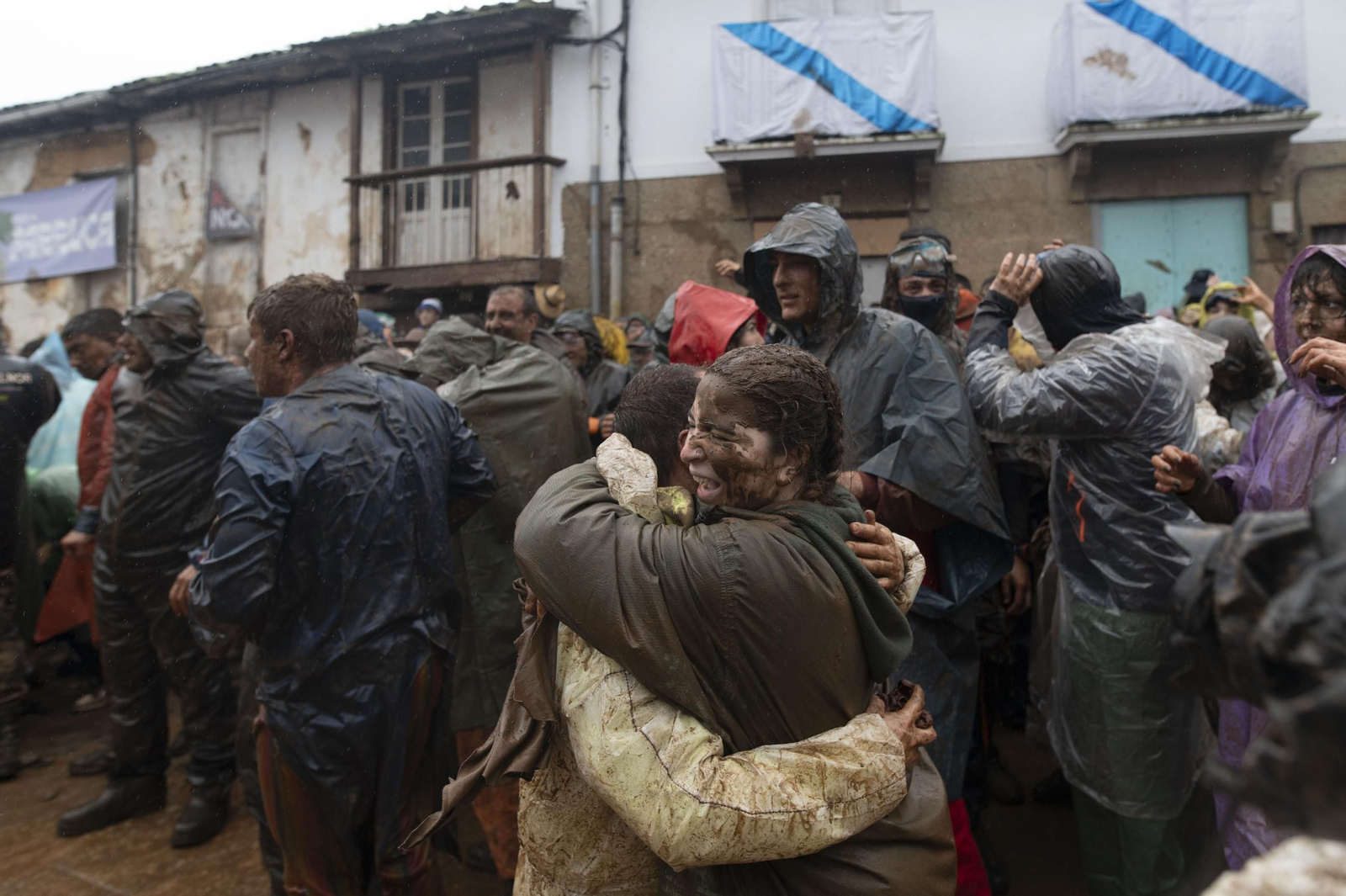 Galería | La farrapada conquista Laza antes de la salida de los Peliqueiros