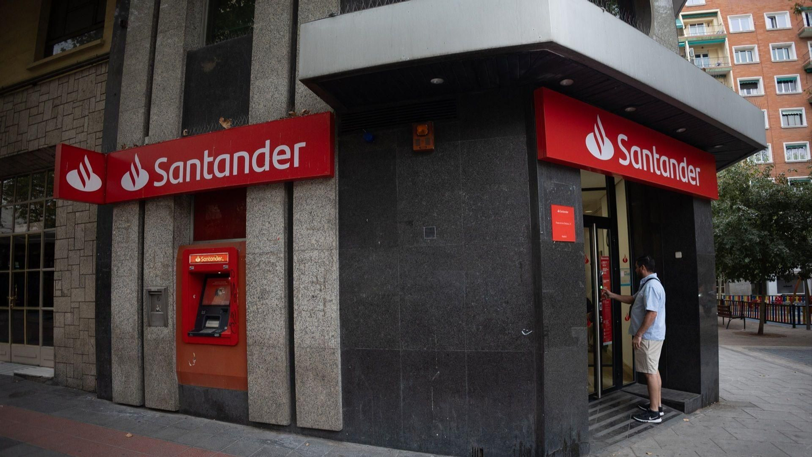 Fachada de una oficina de Banco Santander, en una imagen de archivo.