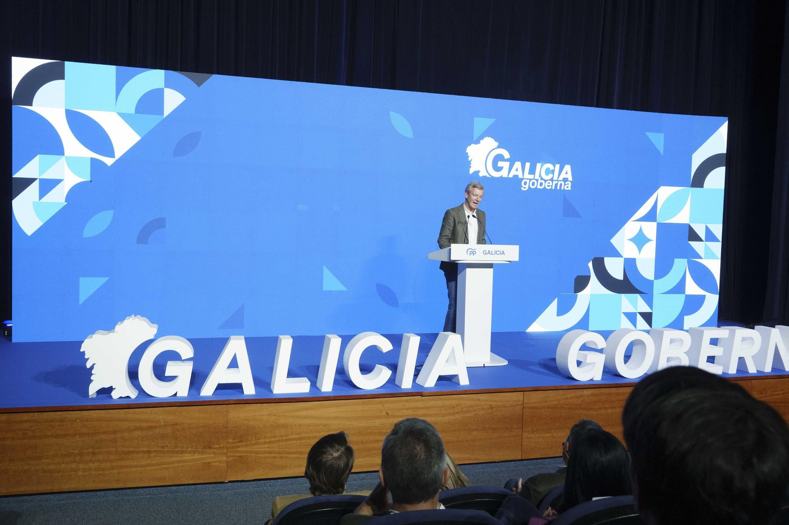 Galería | Rueda lidera el acto del PPdeG en Vigo y hace balance del mandato
