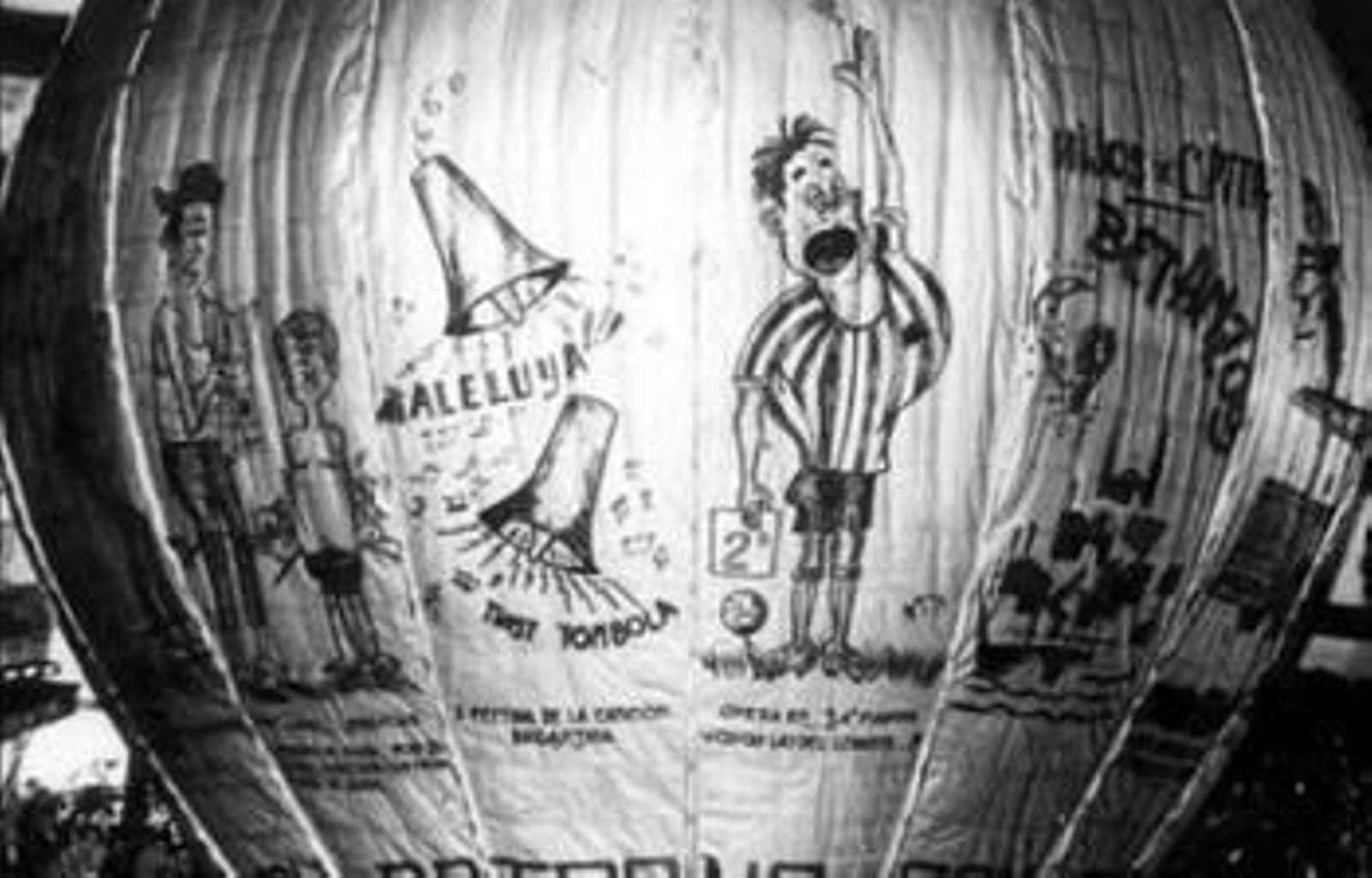 Todo listo en Betanzos para lanzar el globo de papel más grande del mundo (Foto: Archivo EFE)