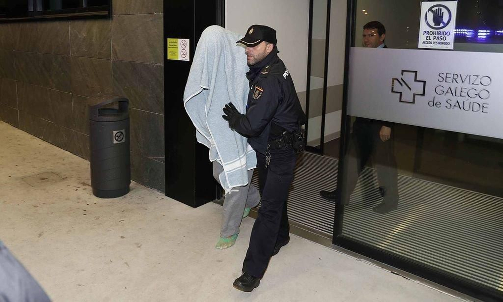La Policía traslada al acusado tras salir del hospital.