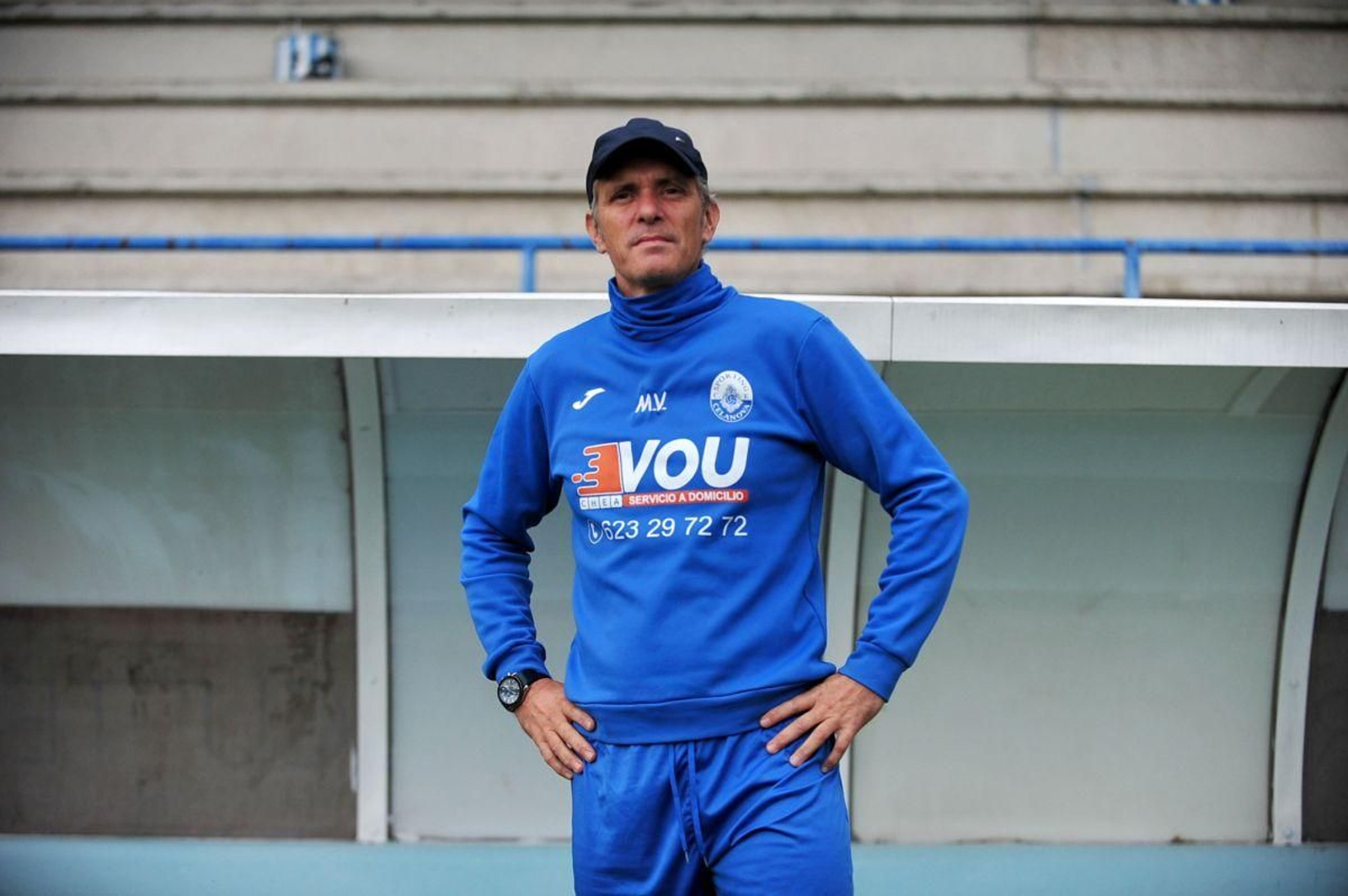 El técnico del Celanova, Manel Vázquez, a punto de iniciar ayer el entrenamiento en San Rosendo (Foto: José Paz).