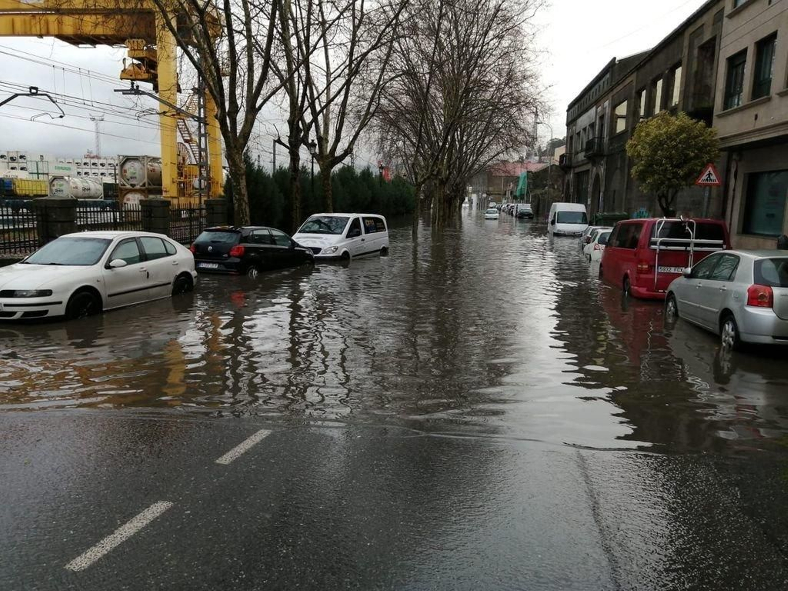 La calle Julián Estévez, el jueves, anegada, tras la tromba de agua.