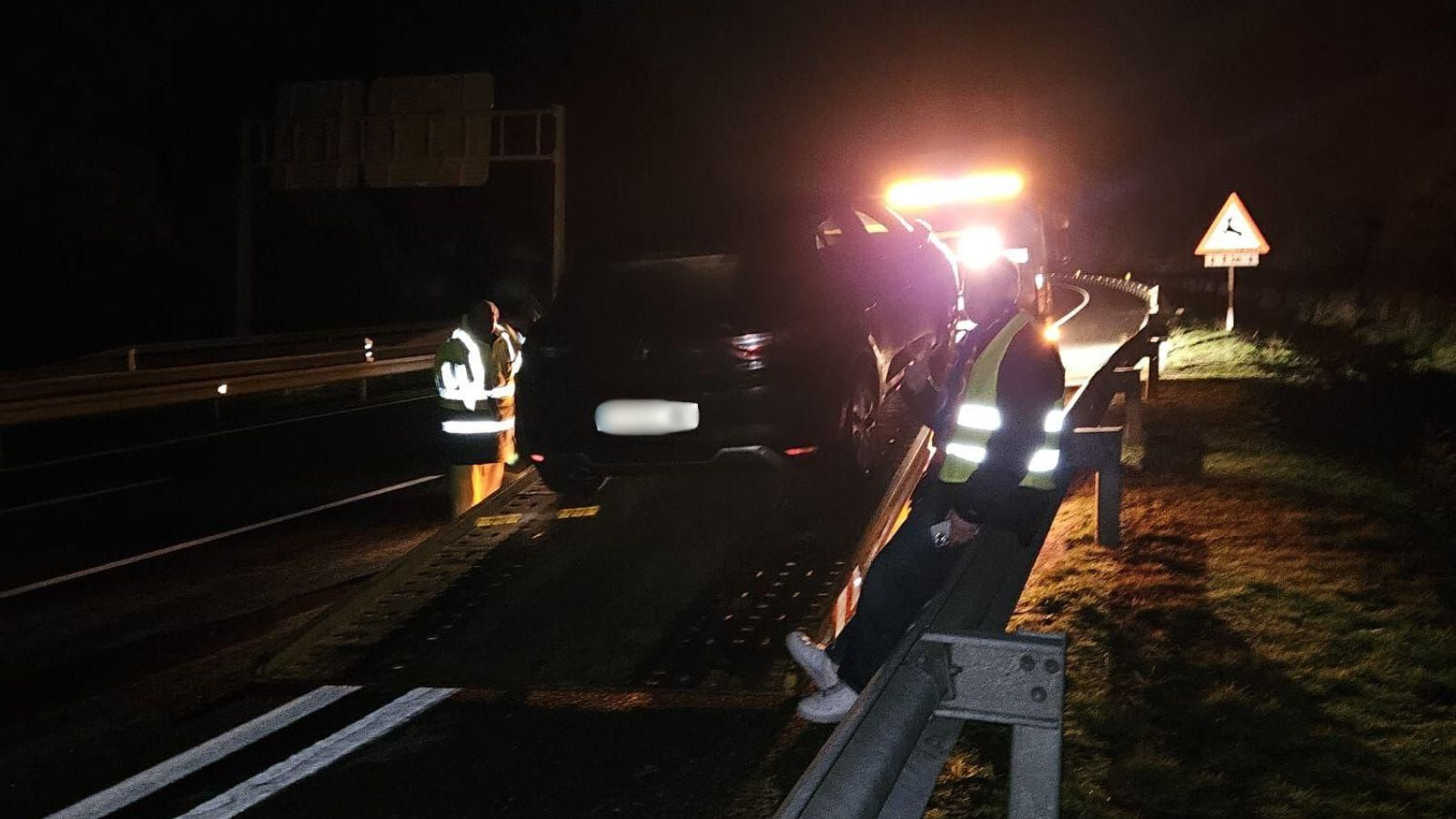 Alejandro, junto a la grúa después de que la rueda de su coche sufriera un reventón en la A-52 a su paso por Vilaza