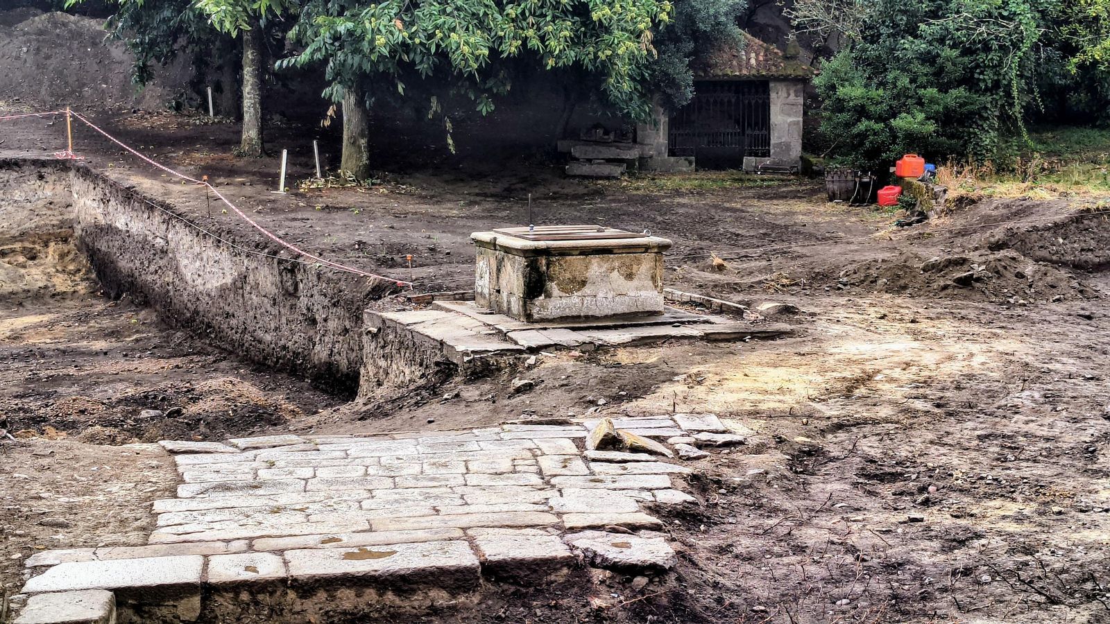 Pavimento encontrado tras las excavaciones cerca de un pozo.