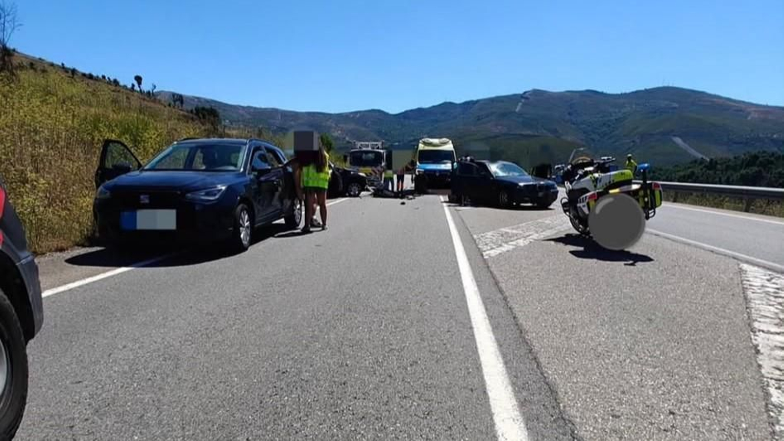 Un accidente de tráfico con tres vehículos implicados.
