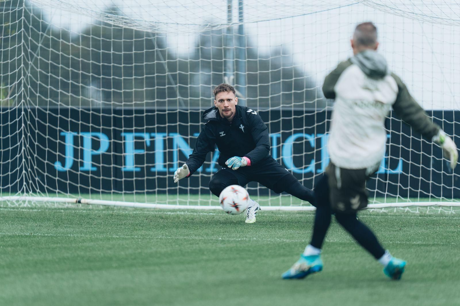 El portero rumano Ionut Radu, durante el entrenamiento de ayer en Mos, el primero de la semana.