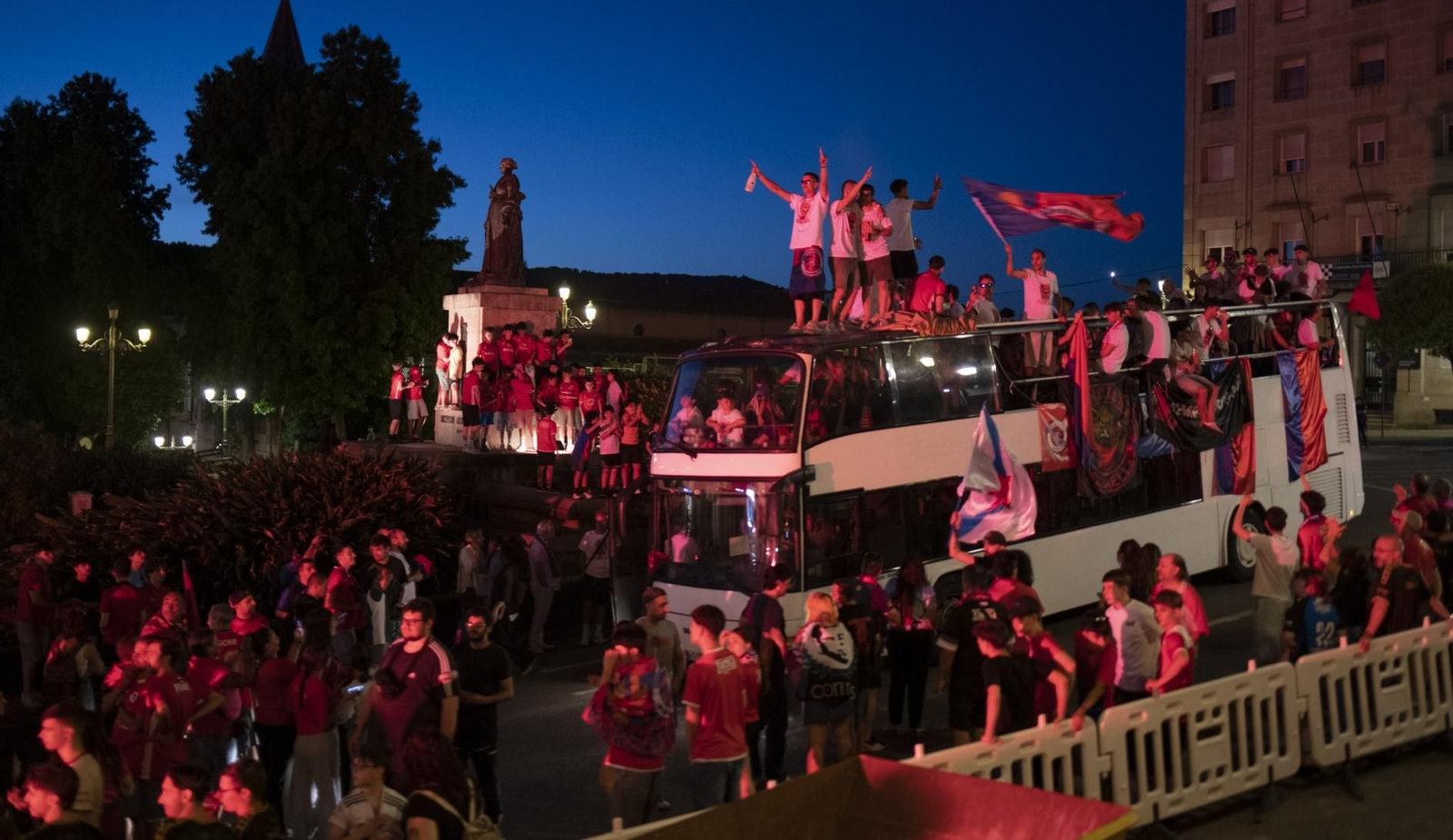 Galería | La aplaudida acogida de los unionistas a la UD Ourense contrasta con la pitada a Jácome en la Plaza Mayor, en fotos