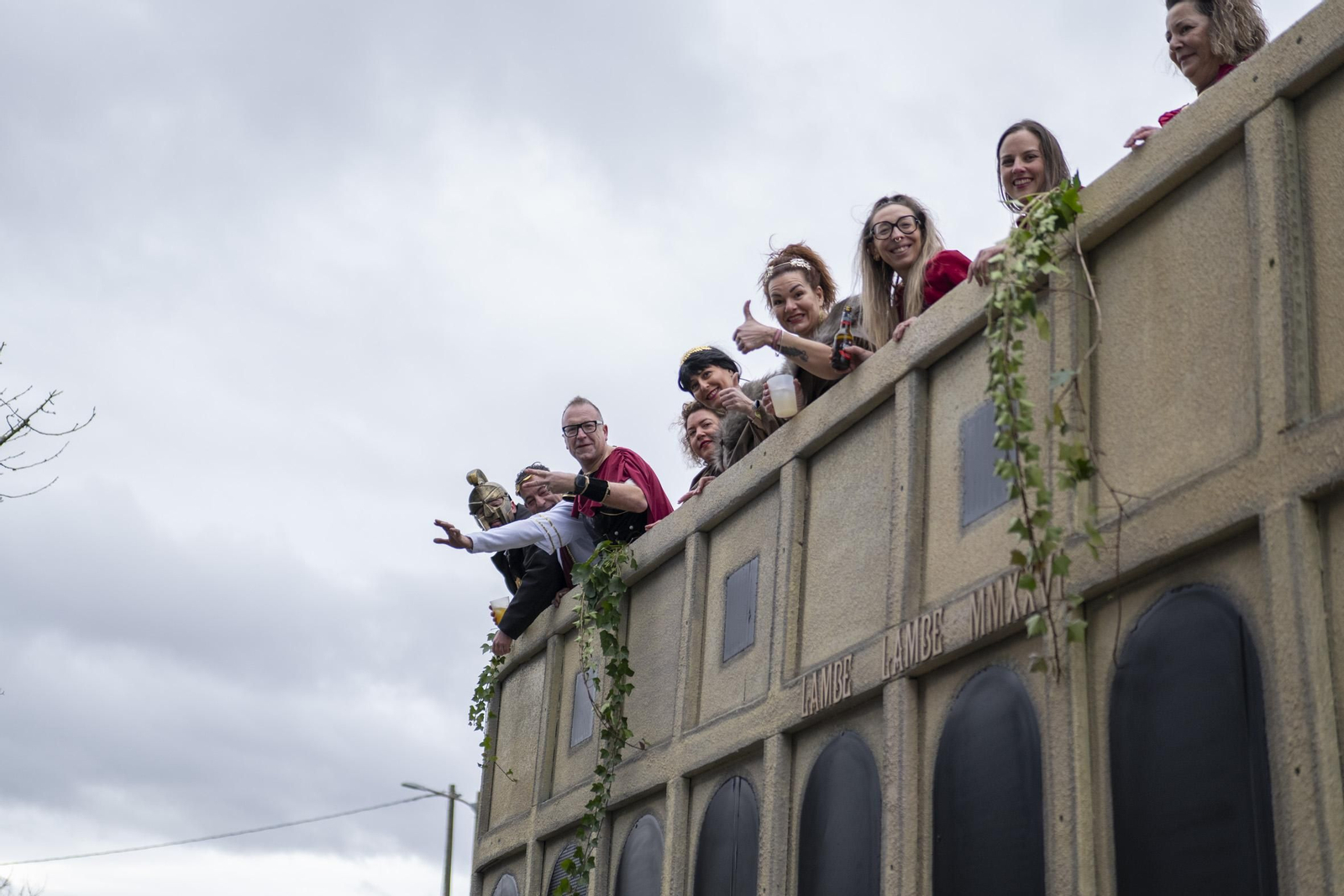 Galería | El Entroido itinerante de Parada de Amoeiro lleva la diversión por bandera