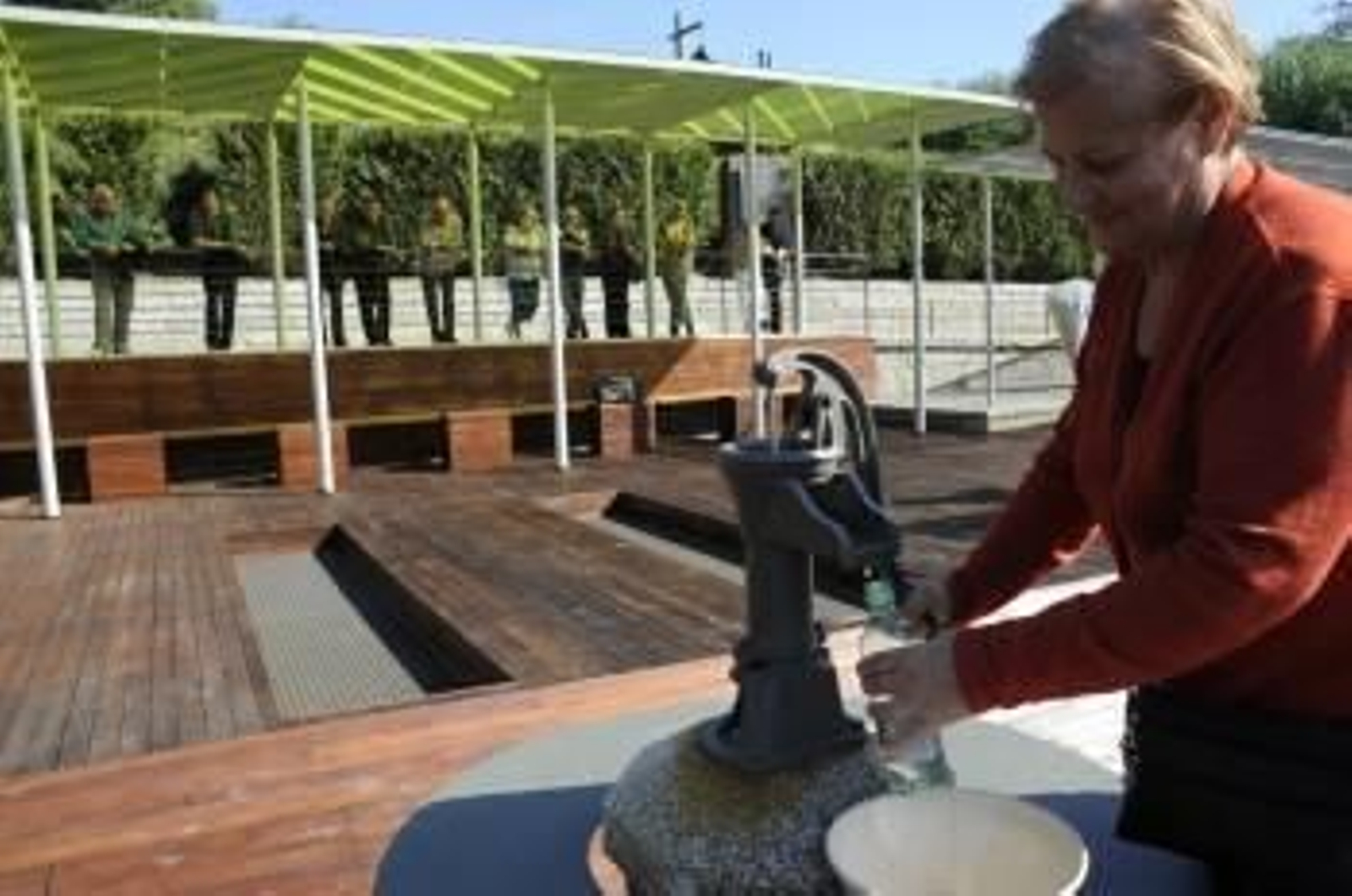 Una usuaria coge agua en el nuevo Tinteiro. (Foto: Martiño Pinal)