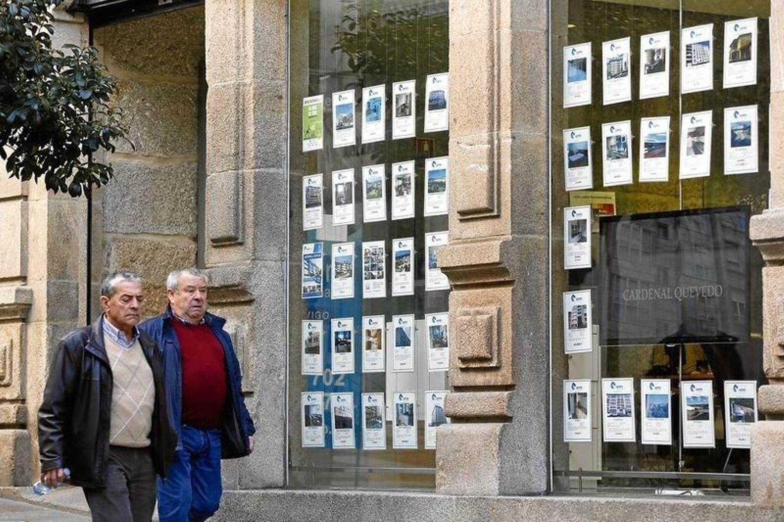 Anuncios de pisos y viviendas en alquiler y a la venta en una inmobiliaria de la ciudad.