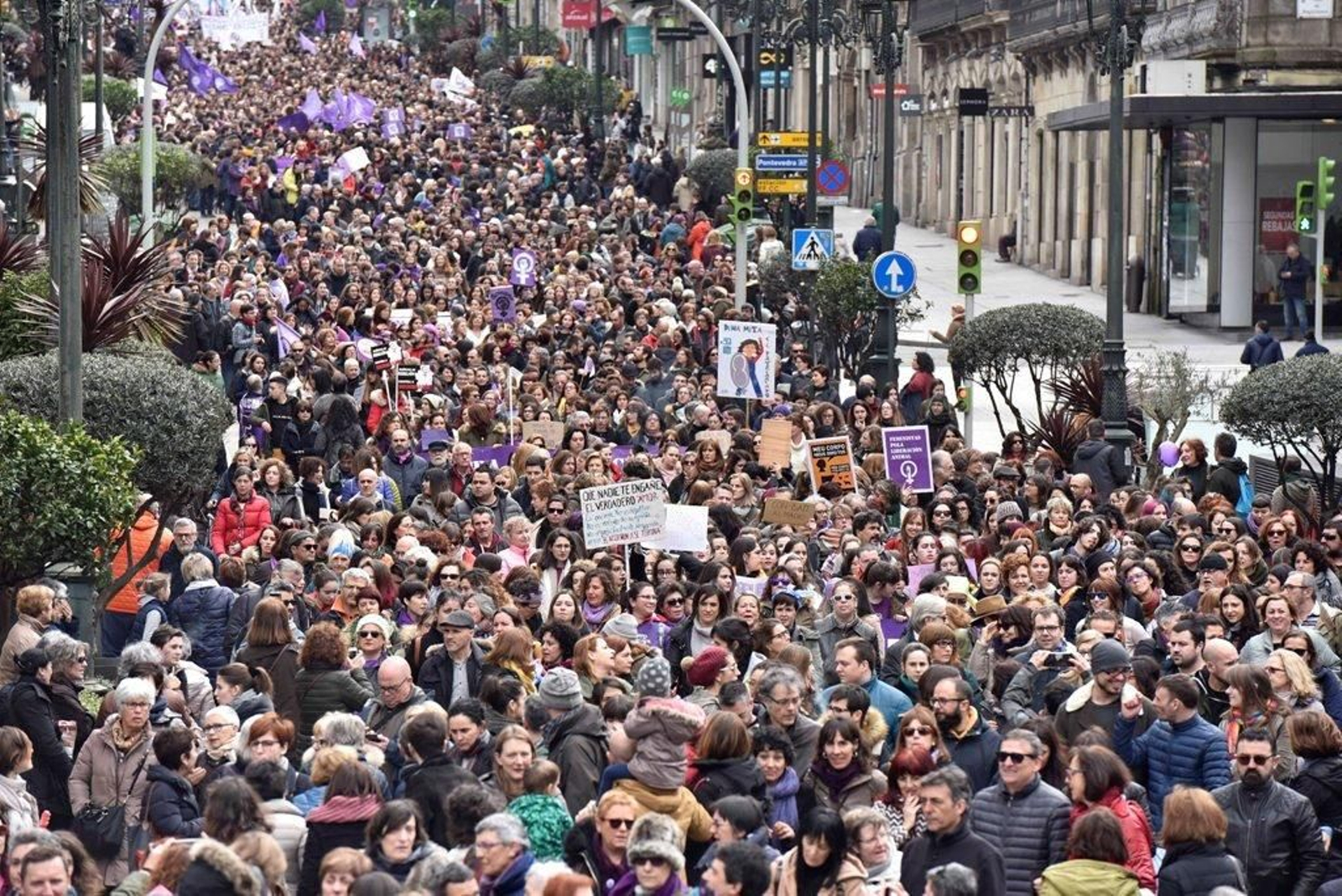 La marcha feminista recorre las calles de Vigo 33
