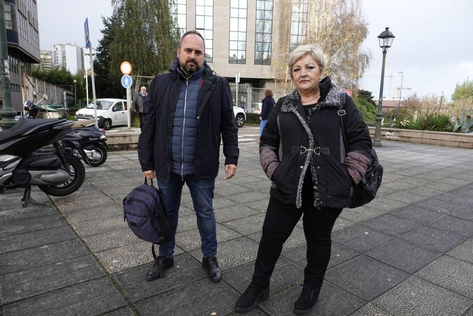 Ramón Chippirrás y Carmen Balfagón, ayer en los juzgados de Vigo.