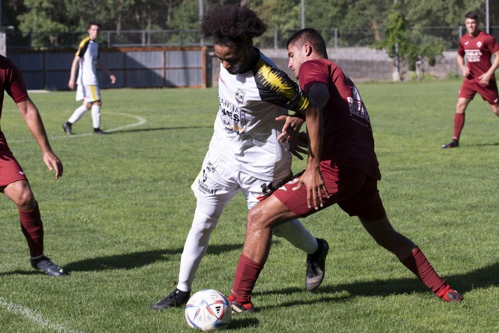 Mitogo pelea la pelota con un defensor del Beluso. MARTIÑO PINAL